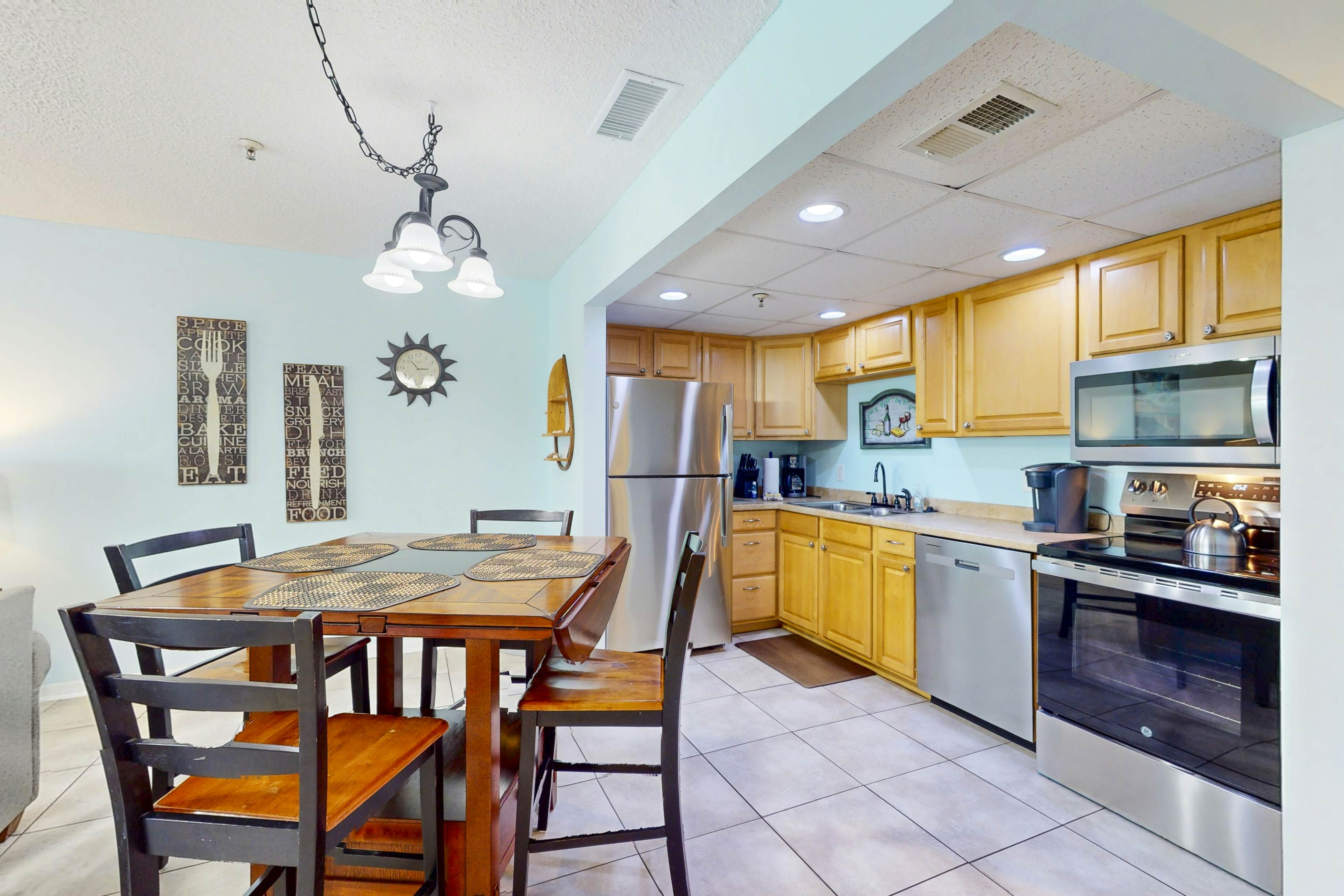 Top-floor, beachfront condo with Gulf views, balcony, pool, hot tub & bocce