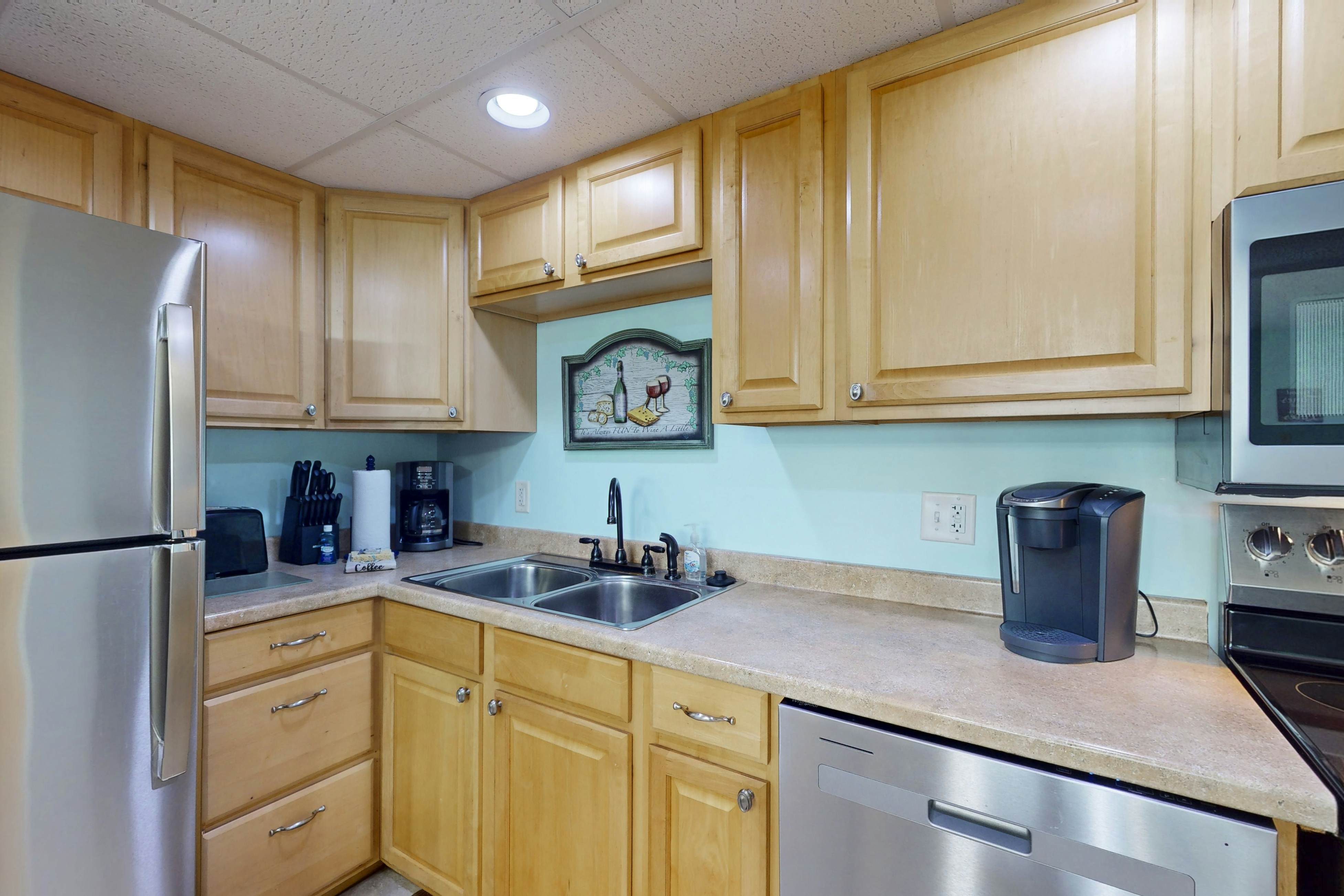 Top-floor, beachfront condo with Gulf views, balcony, pool, hot tub & bocce