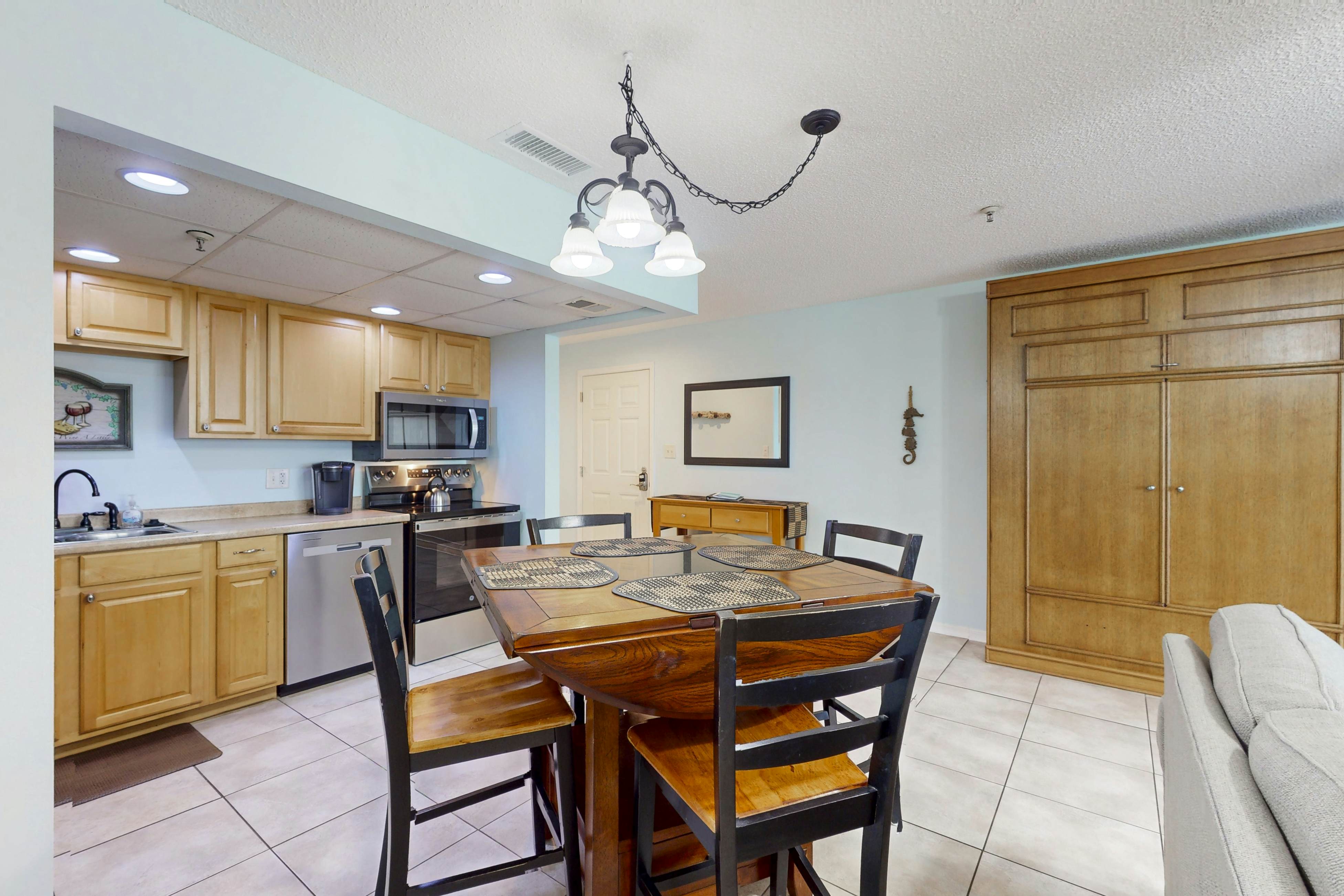 Top-floor, beachfront condo with Gulf views, balcony, pool, hot tub & bocce