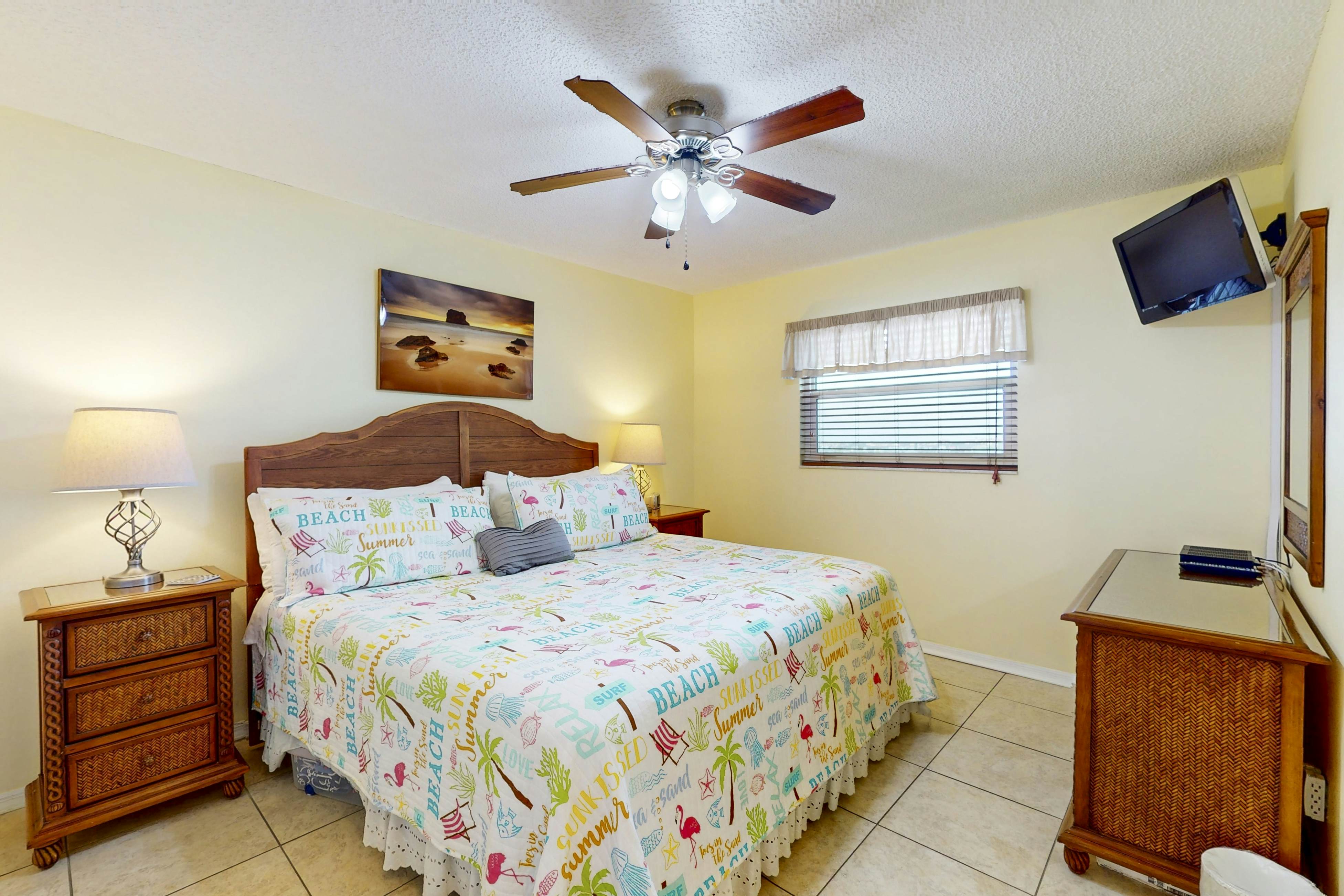 Top-floor, beachfront condo with Gulf views, balcony, pool, hot tub & bocce