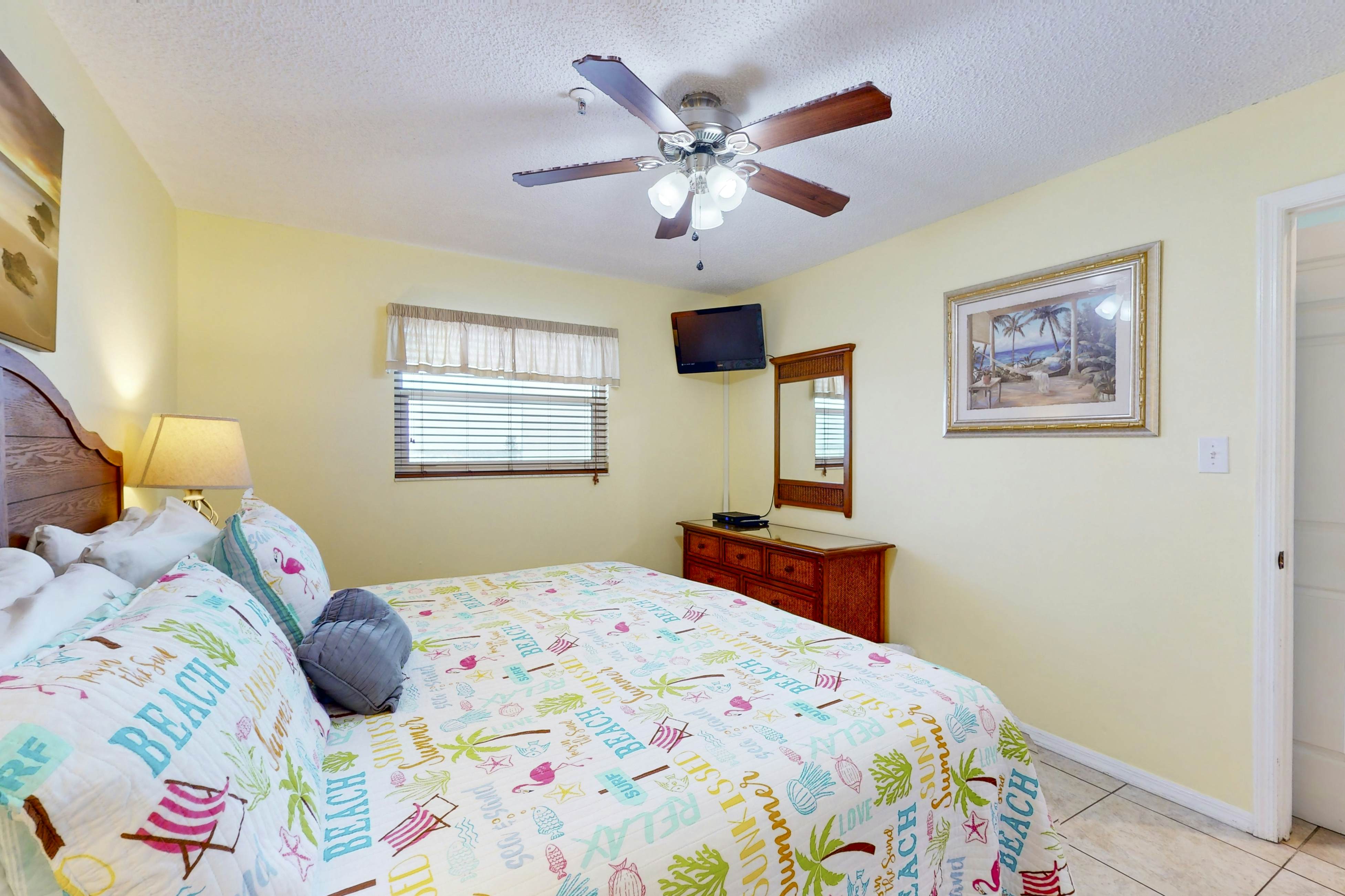 Top-floor, beachfront condo with Gulf views, balcony, pool, hot tub & bocce