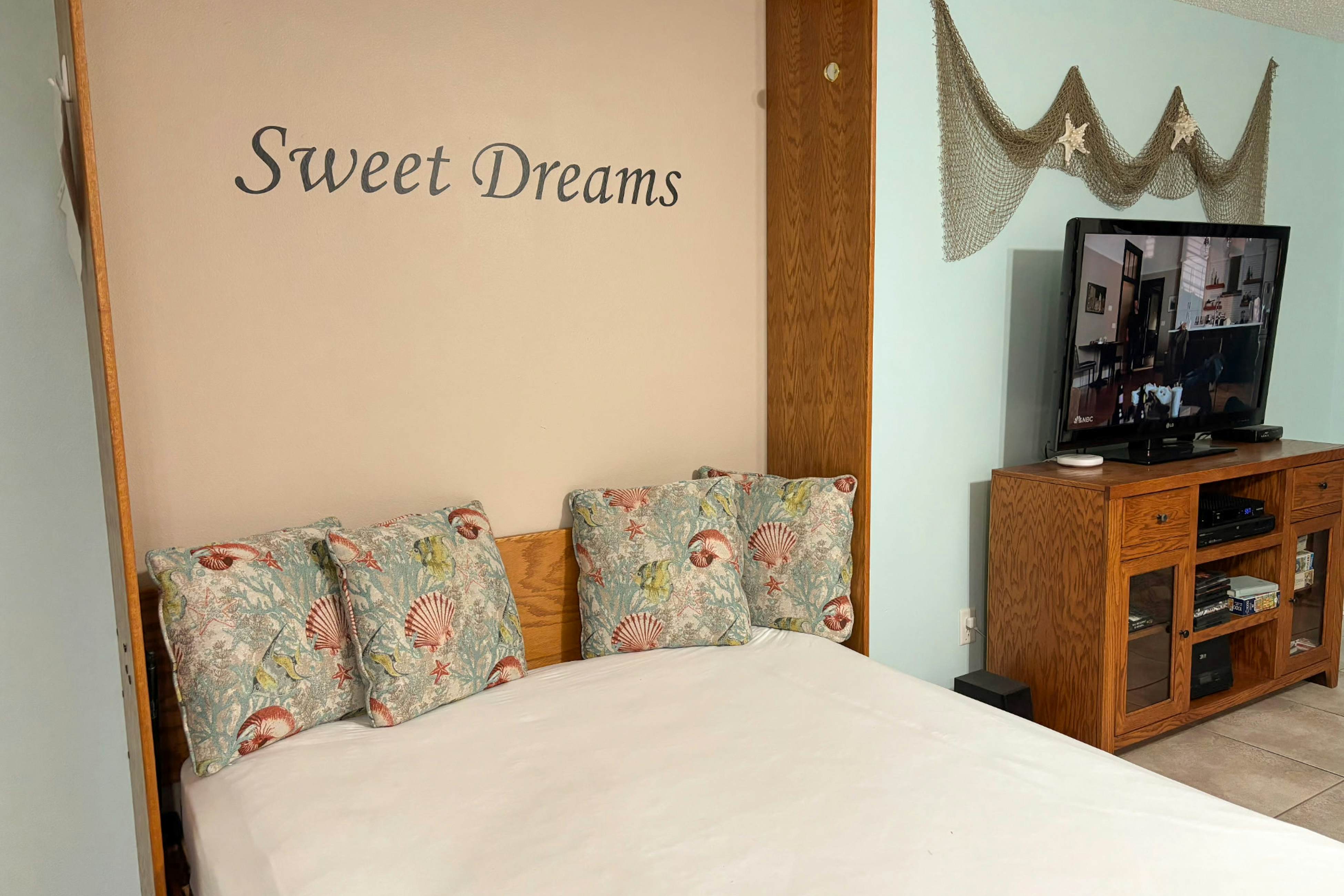 Top-floor, beachfront condo with Gulf views, balcony, pool, hot tub & bocce