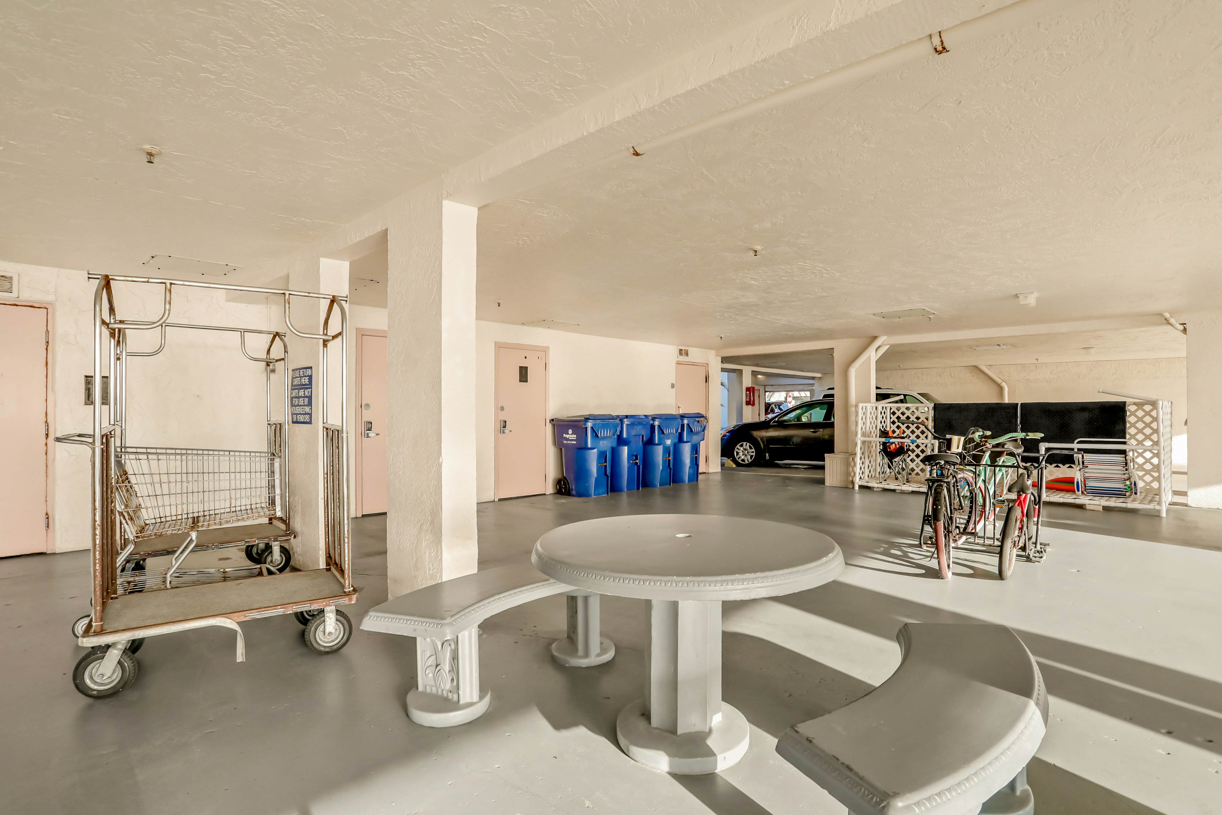 Top-floor, beachfront condo with Gulf views, balcony, pool, hot tub & bocce