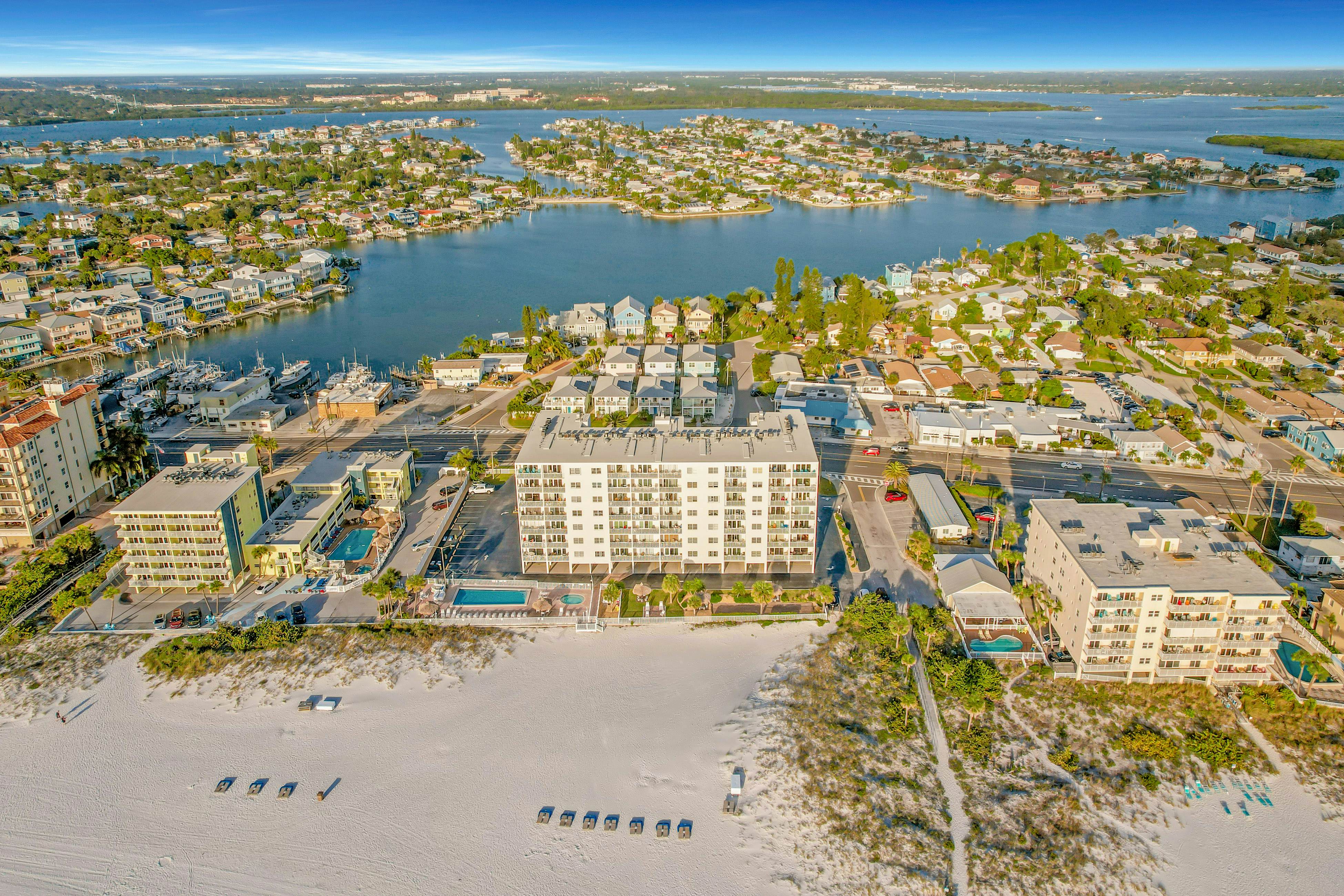 Top-floor, beachfront condo with Gulf views, balcony, pool, hot tub & bocce