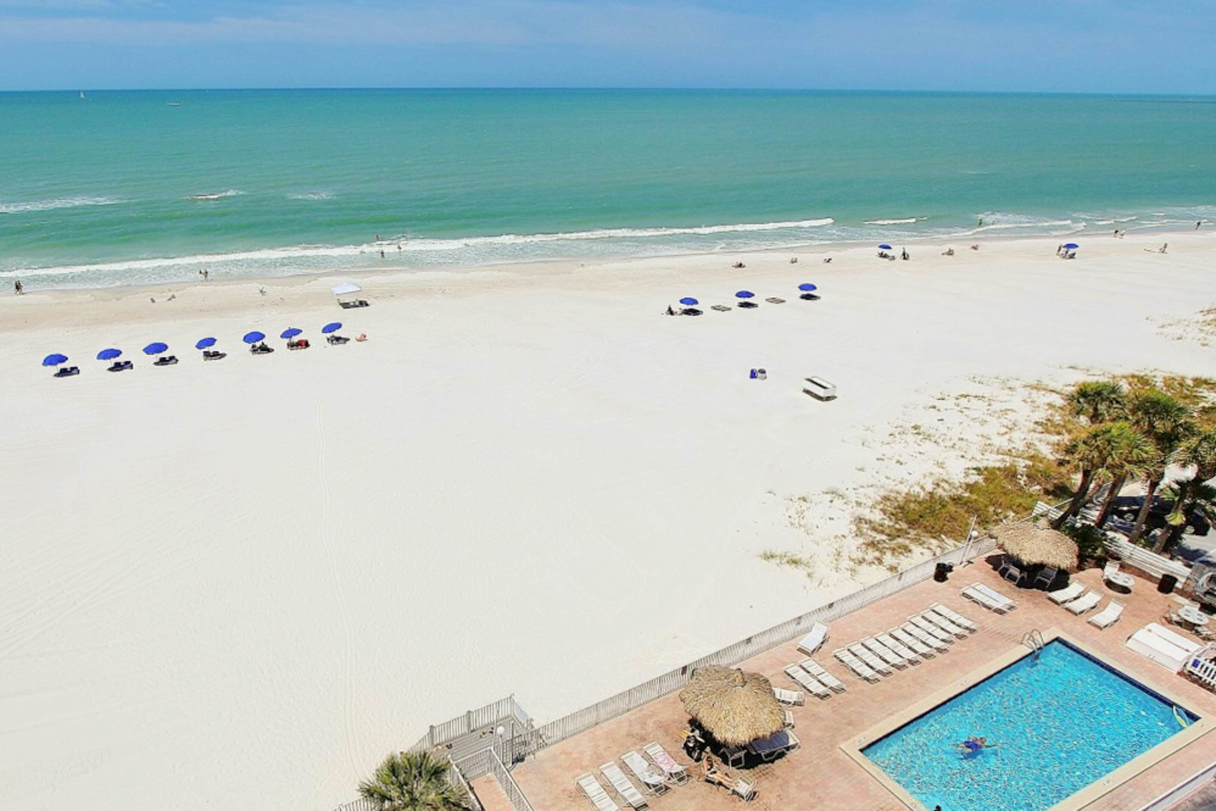 Top-floor, beachfront condo with Gulf views, balcony, pool, hot tub & bocce