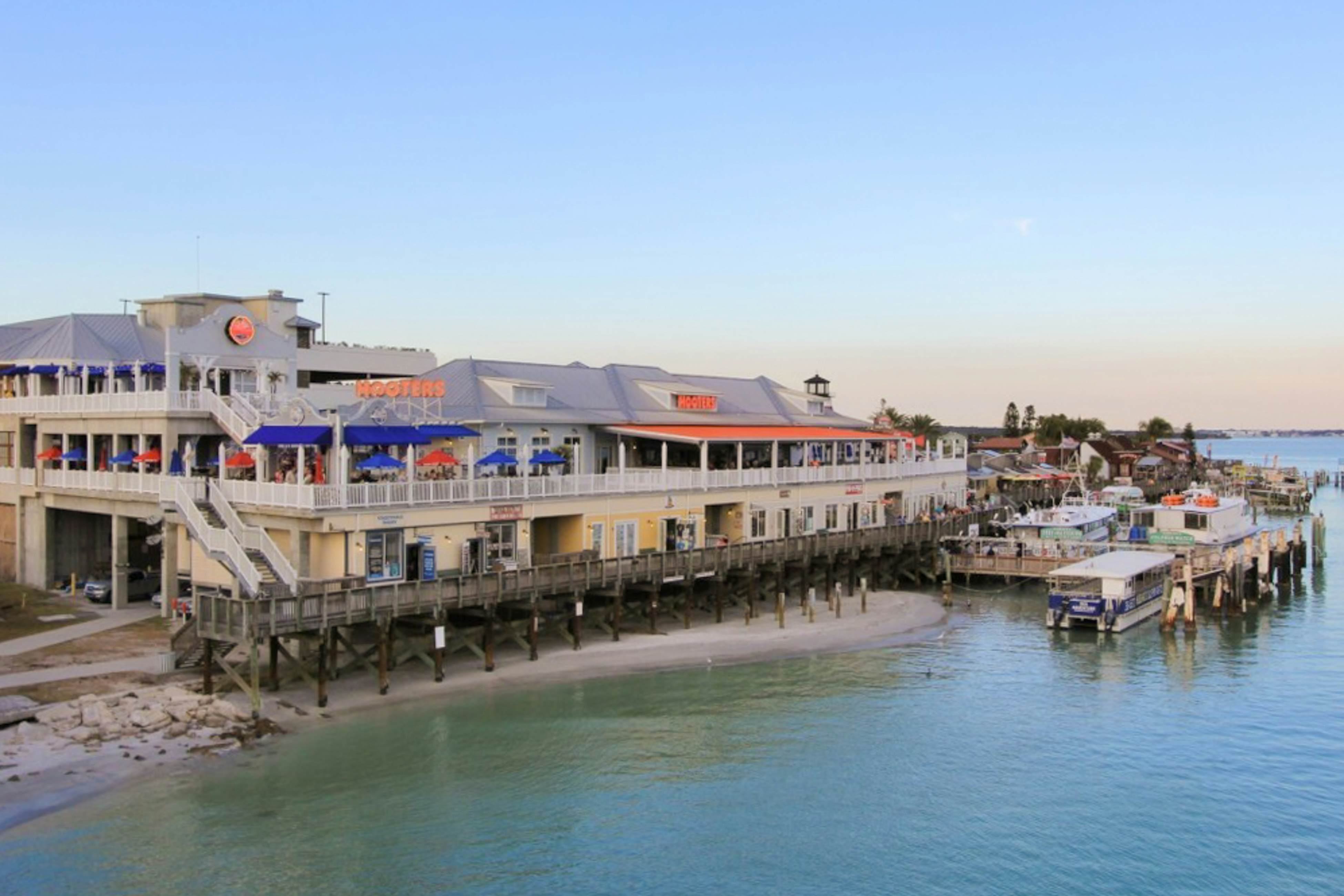 Top-floor, beachfront condo with Gulf views, balcony, pool, hot tub & bocce