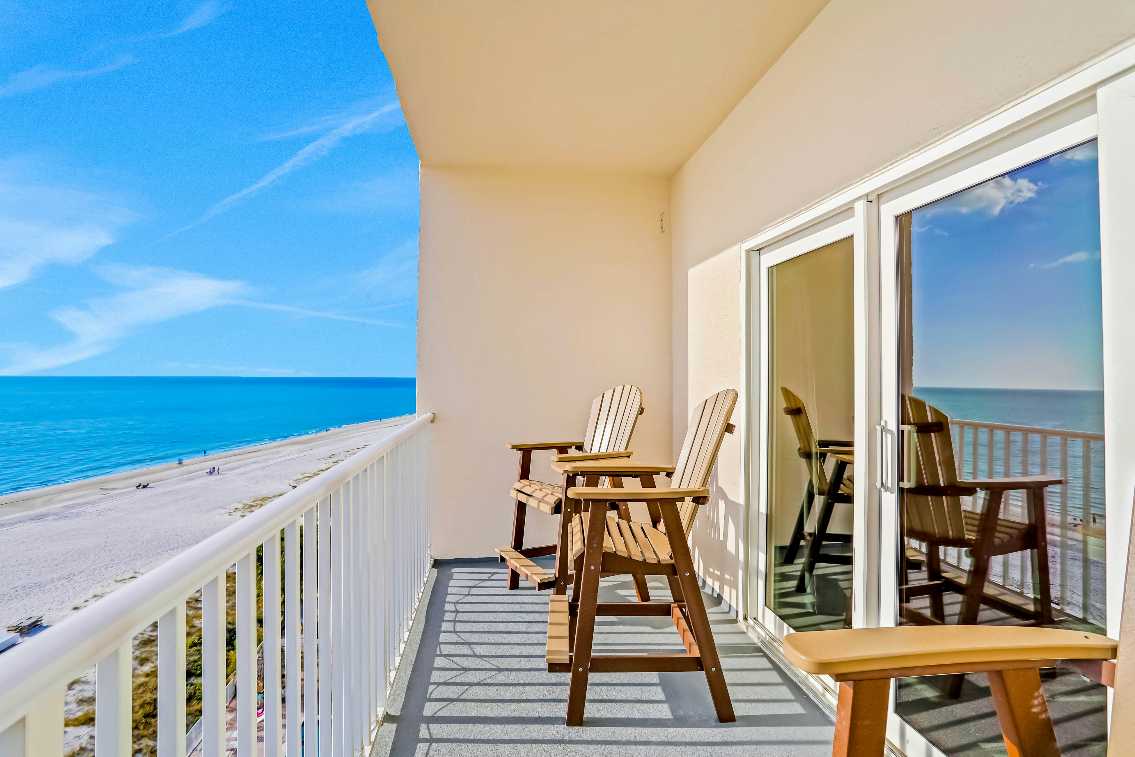 Top-floor, beachfront condo with Gulf views, balcony, pool, hot tub & bocce