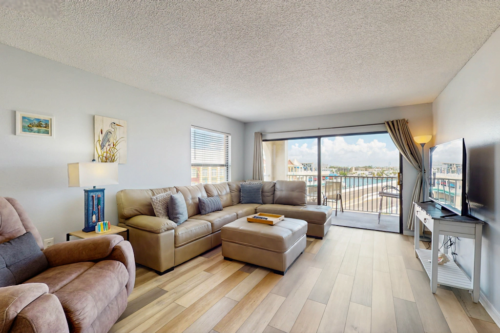 Newly renovated condo w private balcony gas grill and on site heated pool AC