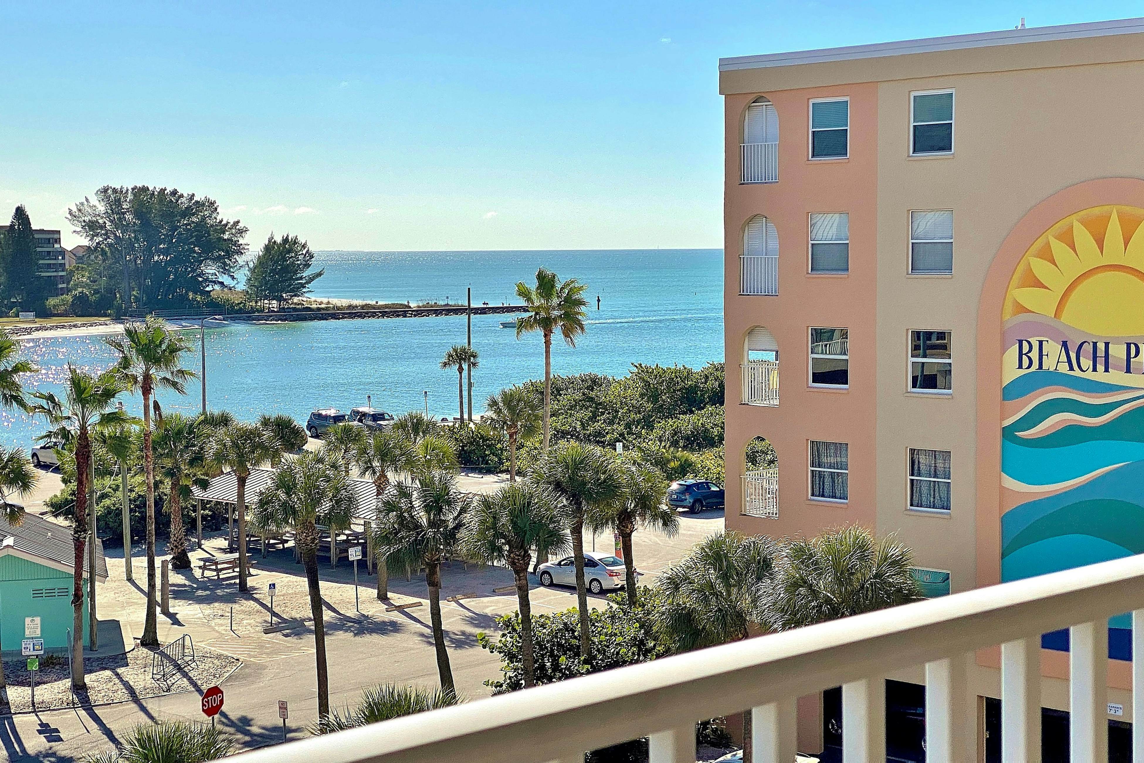 Newly renovated condo w/private balcony, gas grill, & on-site heated pool, AC