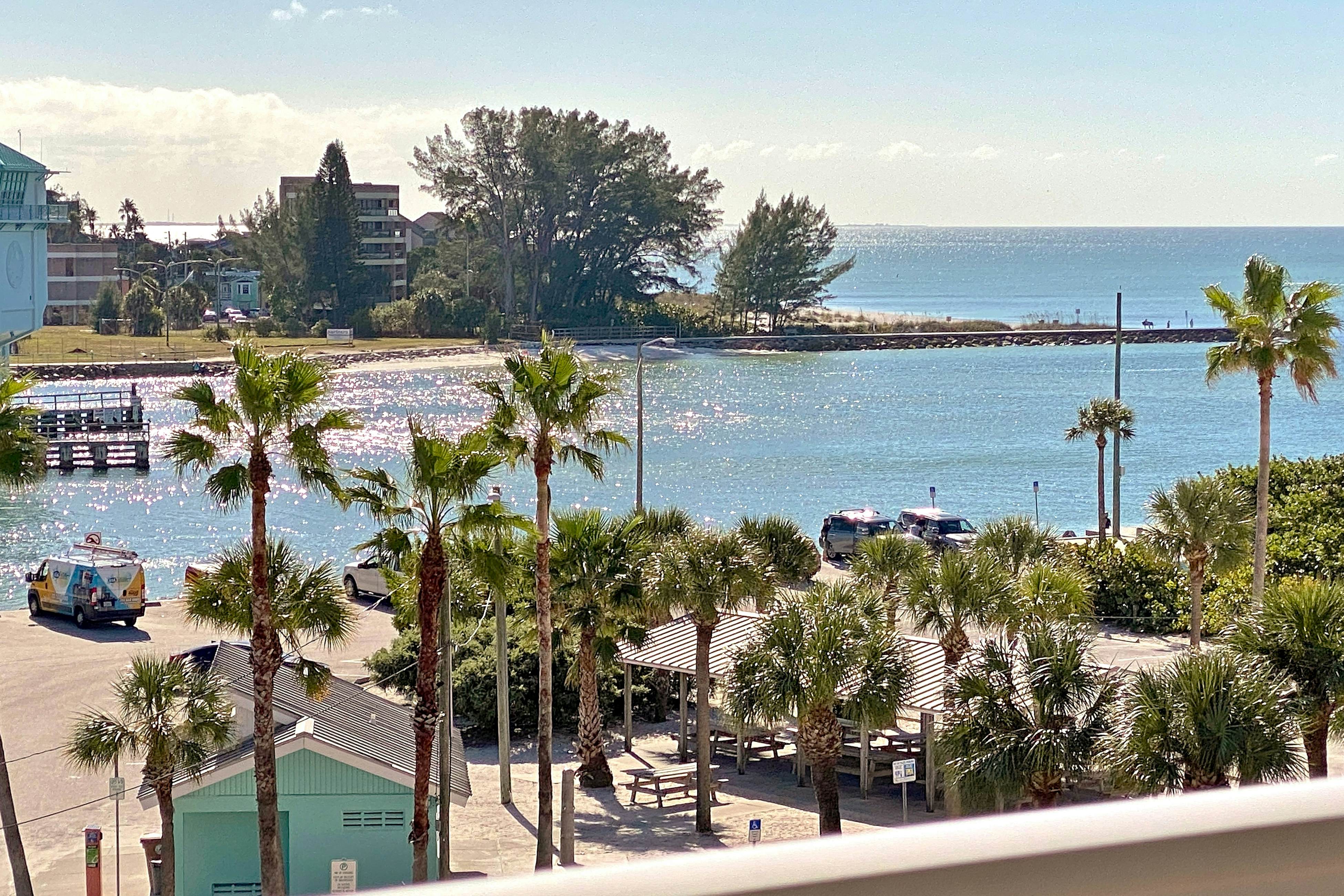 Newly renovated condo w/private balcony, gas grill, & on-site heated pool, AC