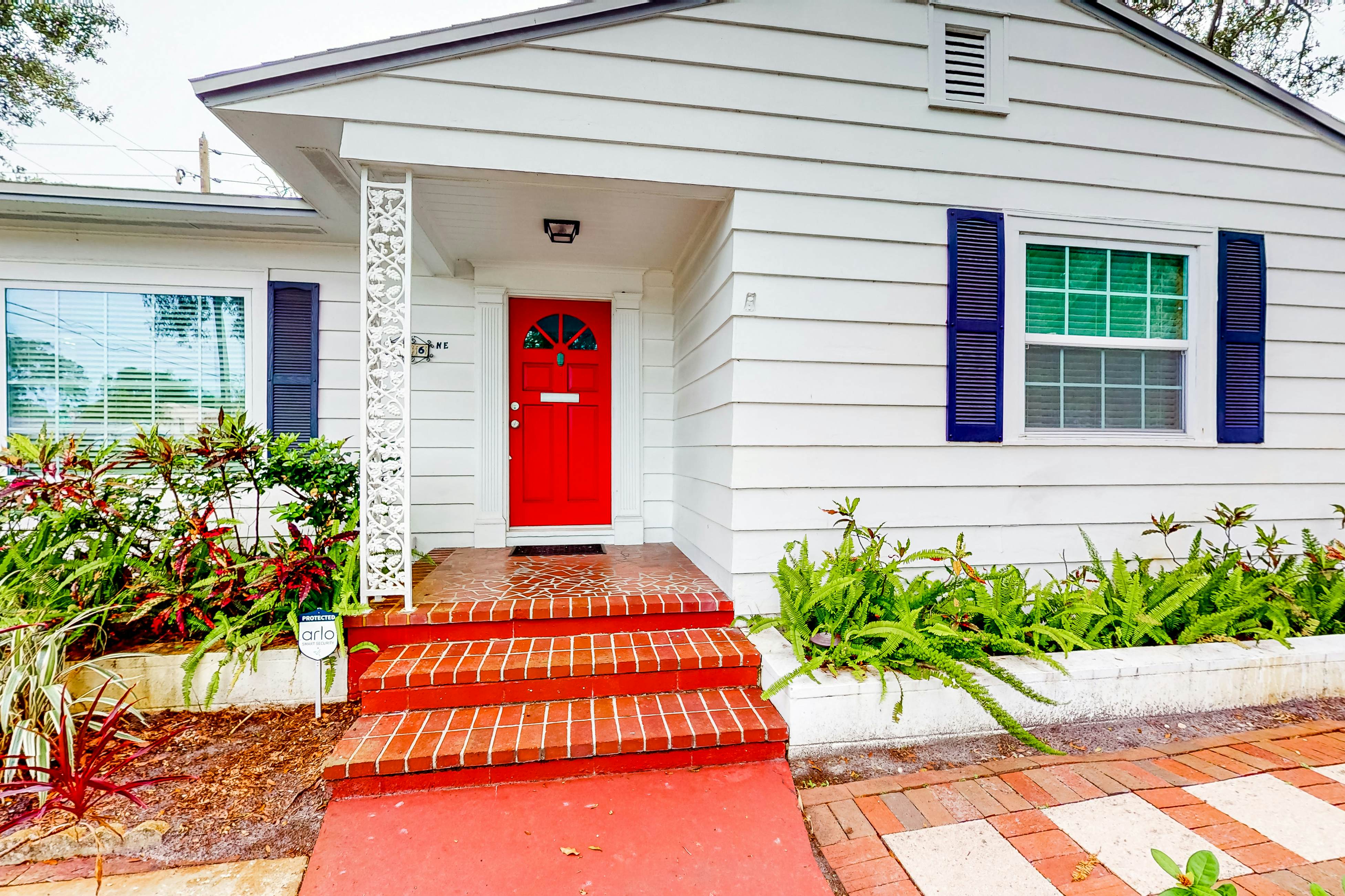 Charming cottage with patio & W/D - walk to the Bay Bay and North Shore Park