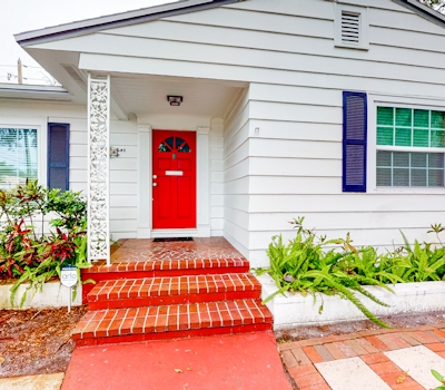 Charming cottage with patio and WD walk to the Bay Bay and North Shore Park