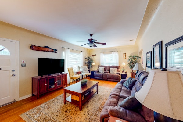 Charming cottage with patio and WD walk to the Bay Bay and North Shore Park