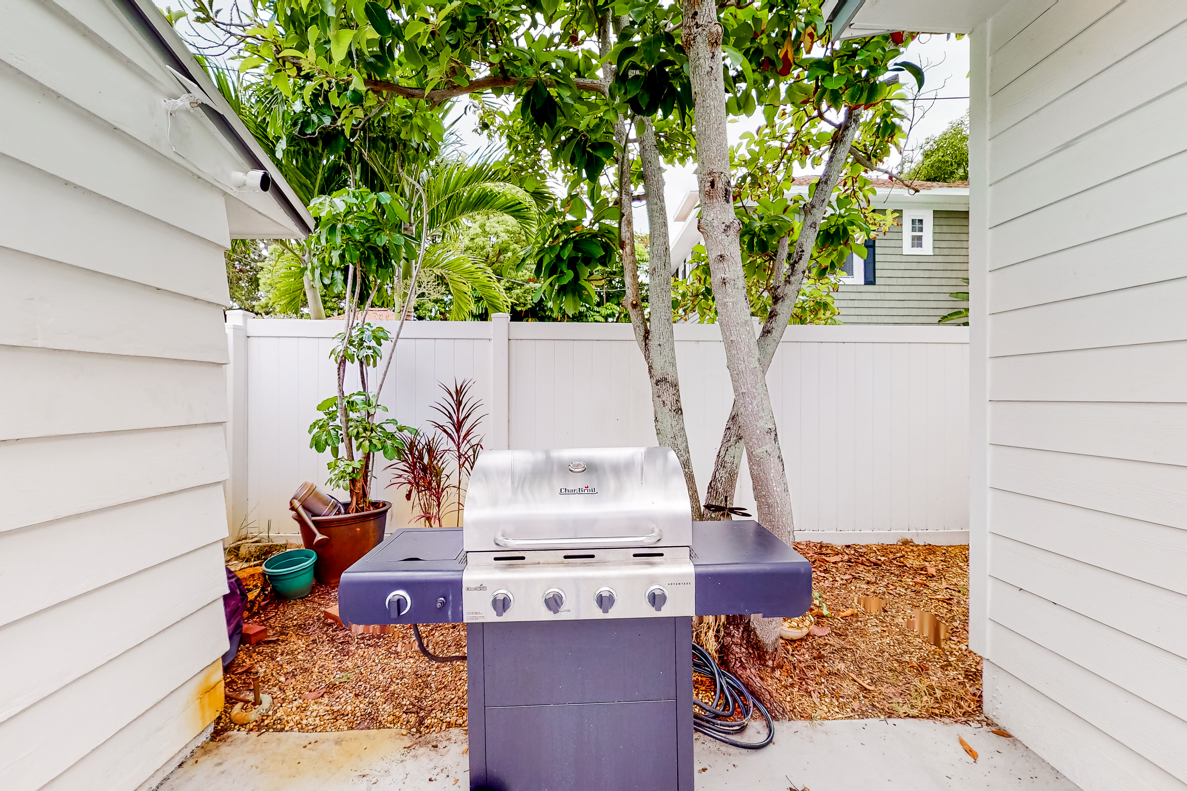 Charming cottage with patio and WD walk to the Bay Bay and North Shore Park