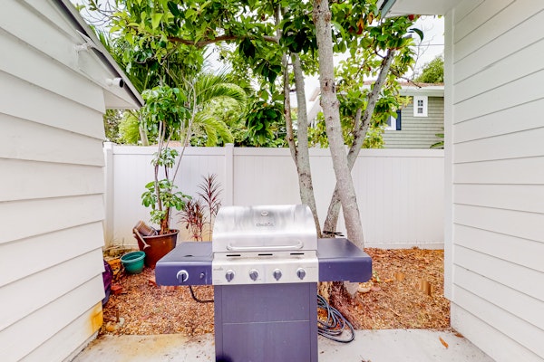 Charming cottage with patio and WD walk to the Bay Bay and North Shore Park