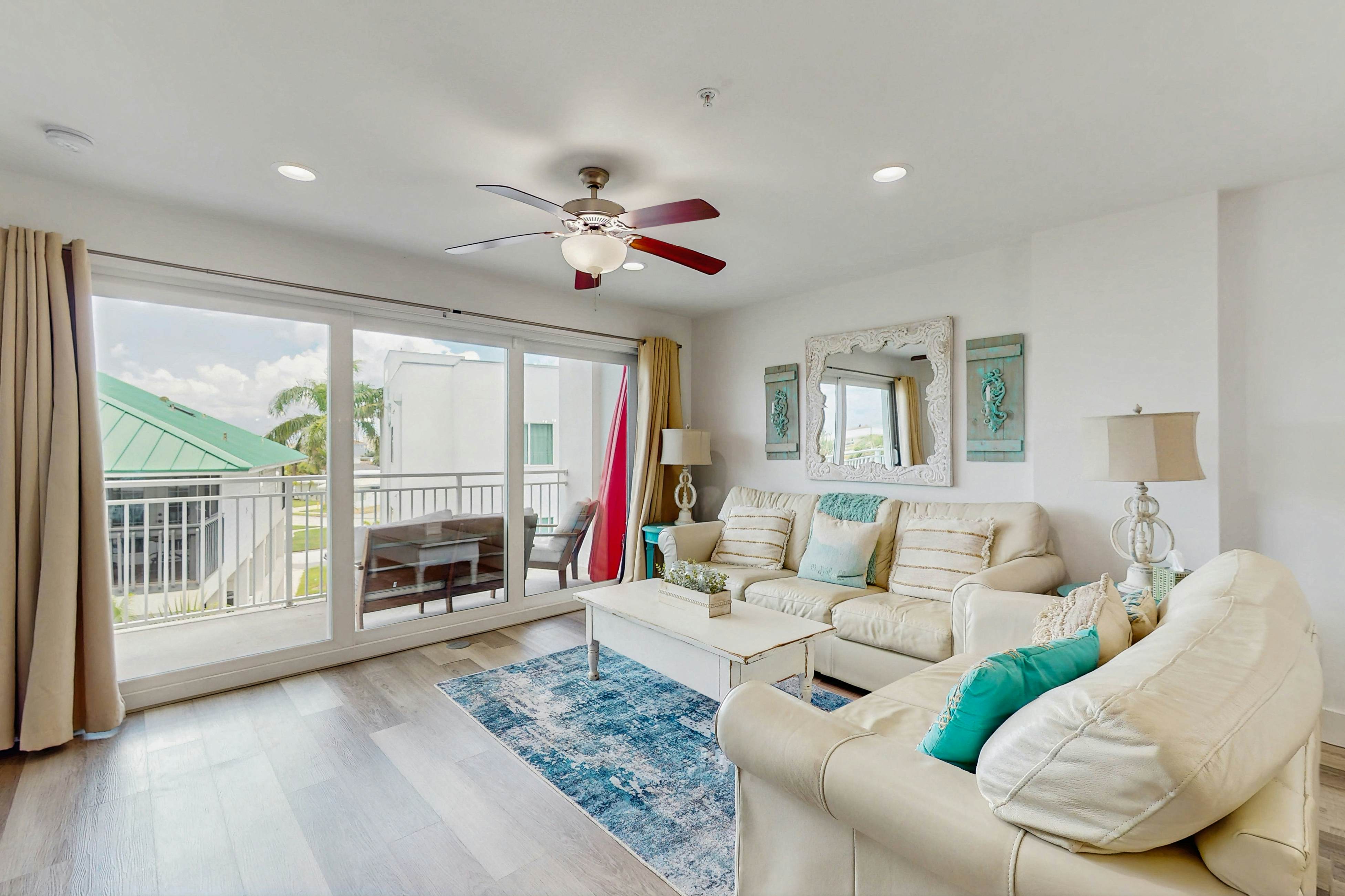 Beach-chic condo across from beach, close to John’s Pass - on-site pool, dogs ok