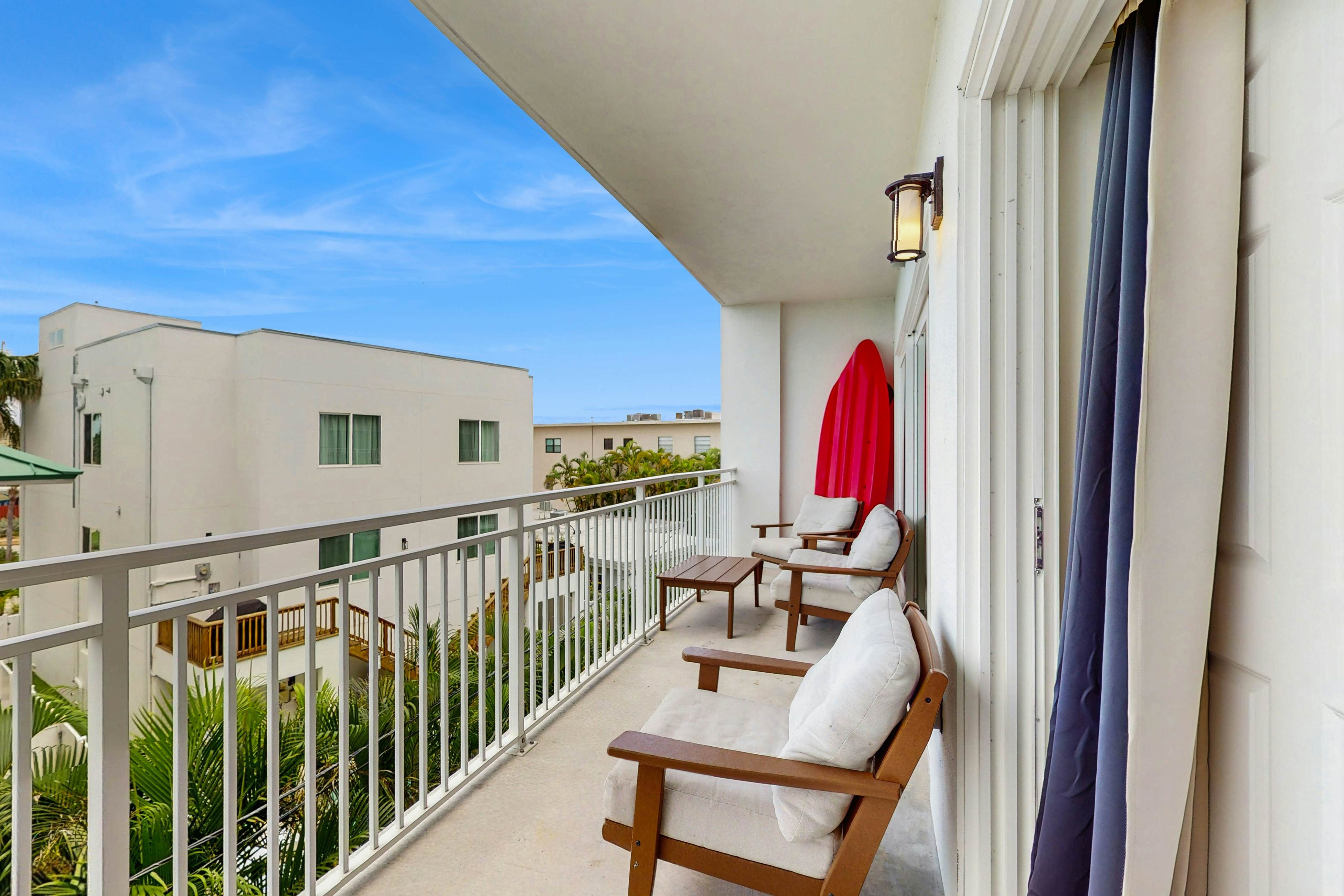 Beach-chic condo across from beach, close to John’s Pass - on-site pool, dogs ok