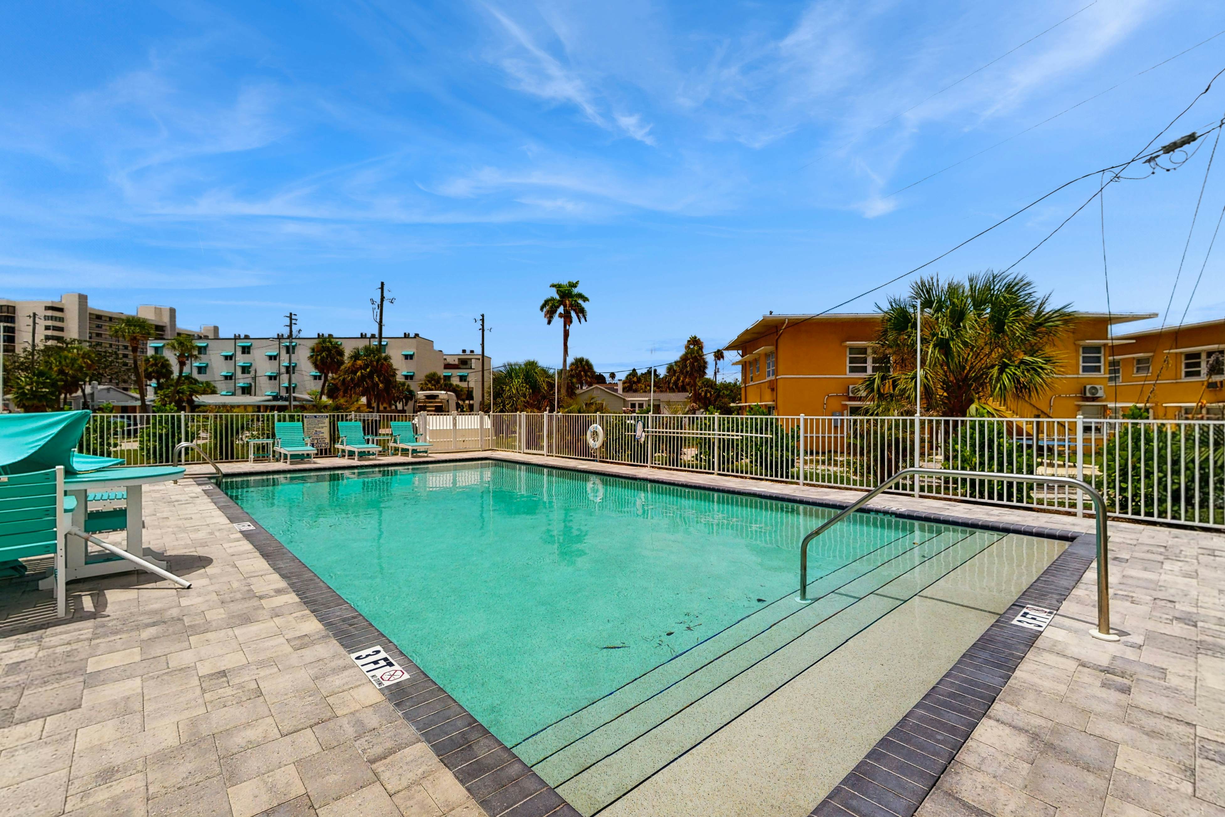Beach-chic condo across from beach, close to John’s Pass - on-site pool, dogs ok