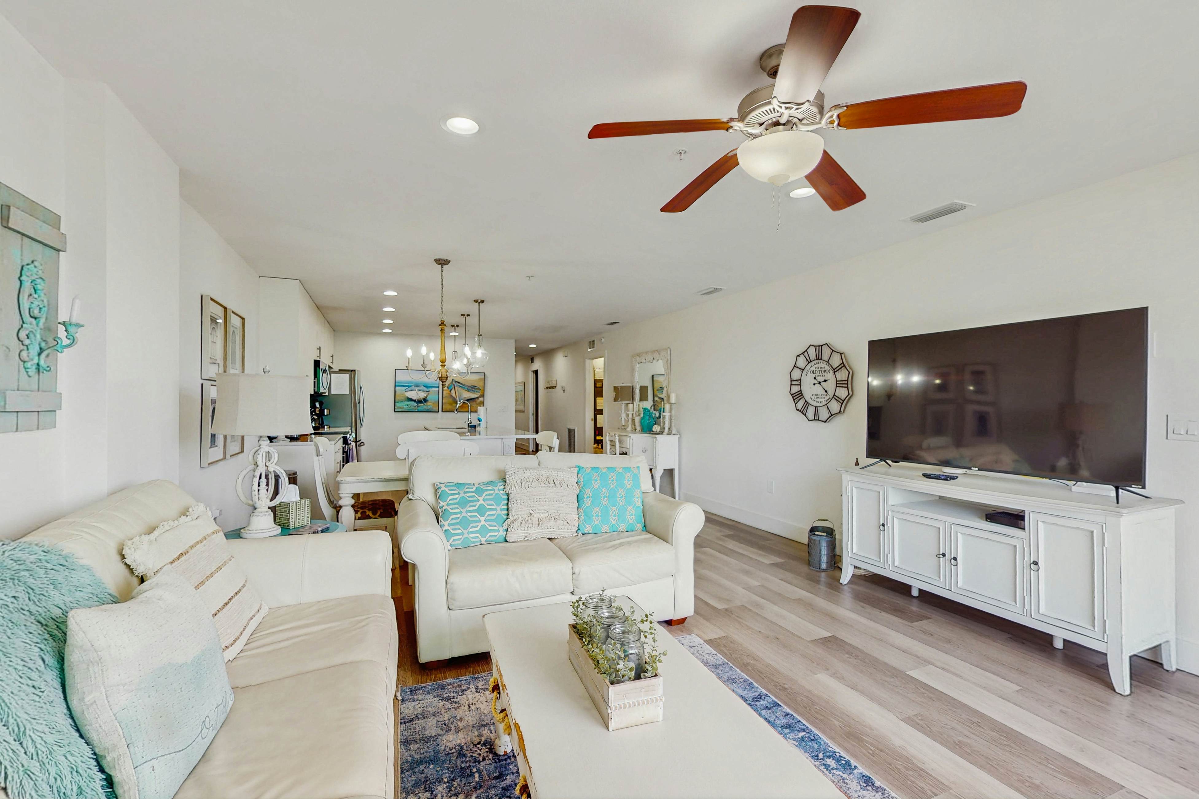 Beach-chic condo across from beach, close to John’s Pass - on-site pool, dogs ok