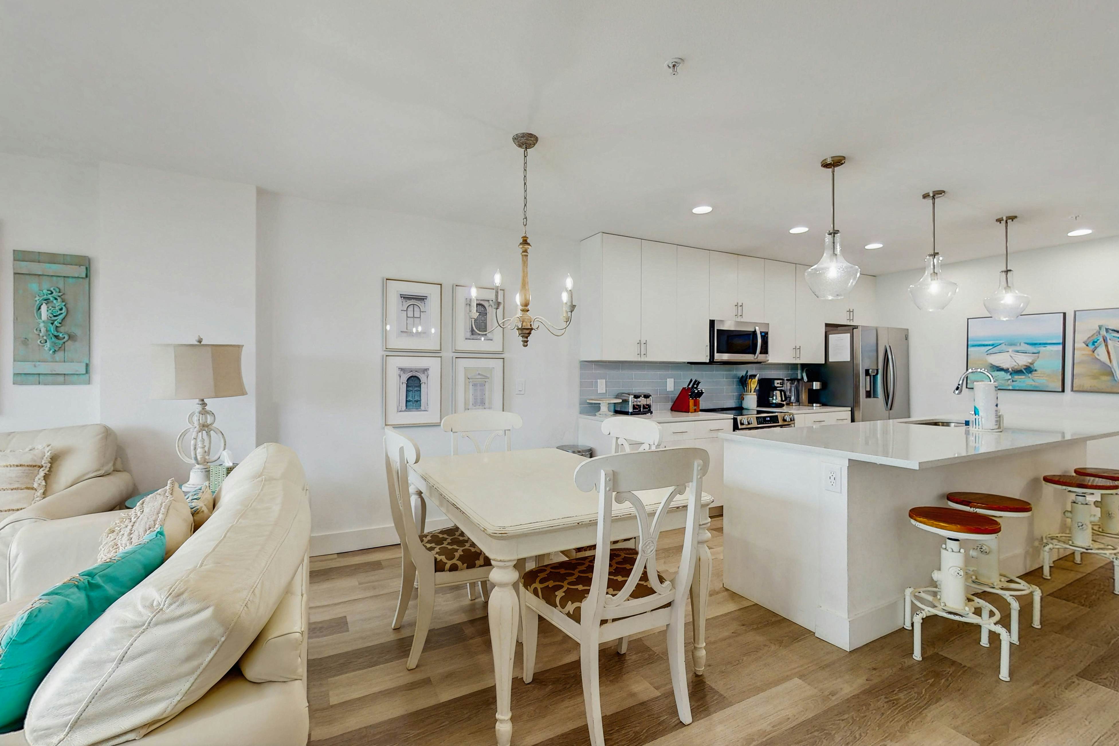 Beach-chic condo across from beach, close to John’s Pass - on-site pool, dogs ok