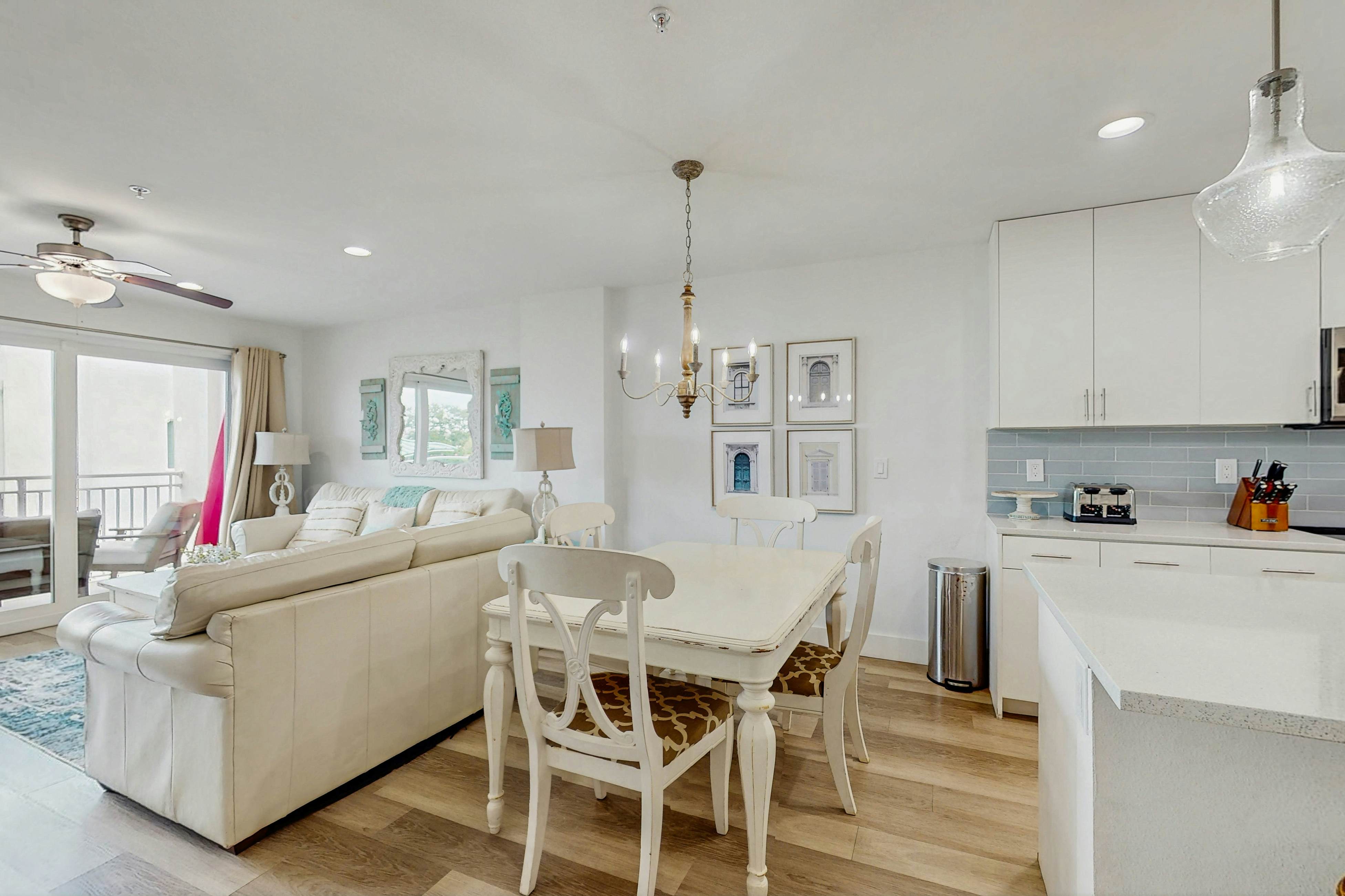 Beach-chic condo across from beach, close to John’s Pass - on-site pool, dogs ok