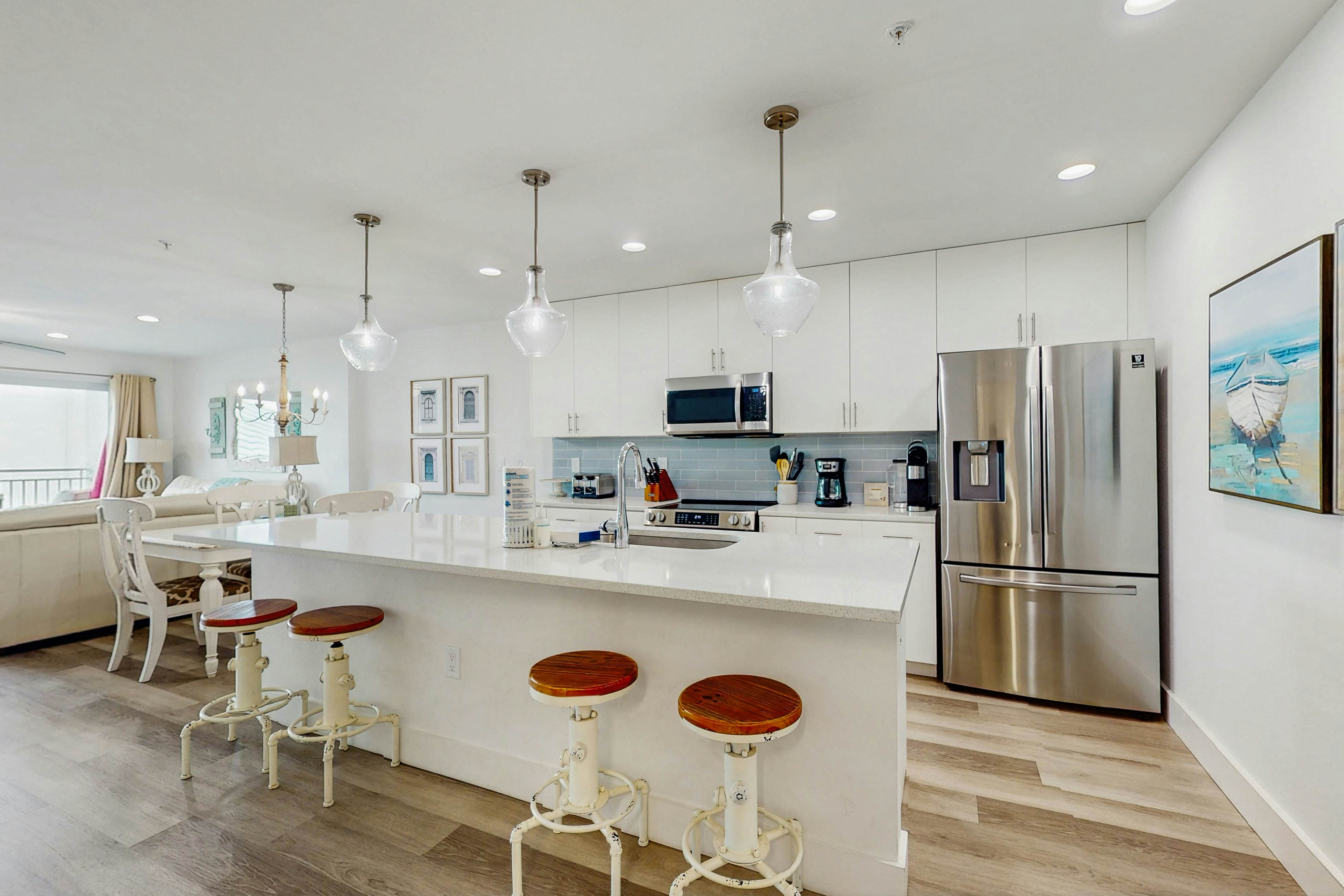 Beach-chic condo across from beach, close to John’s Pass - on-site pool, dogs ok