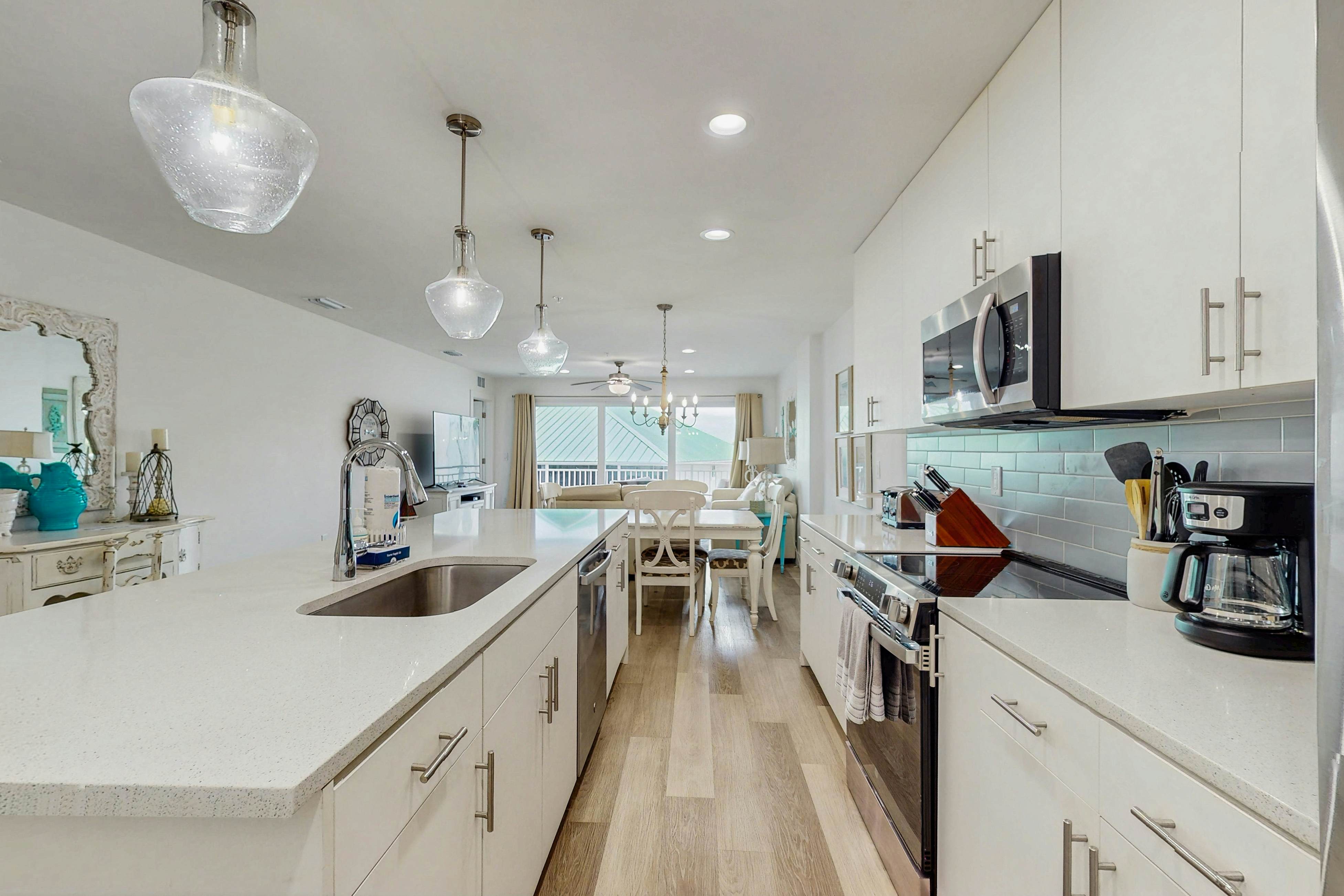 Beach-chic condo across from beach, close to John’s Pass - on-site pool, dogs ok