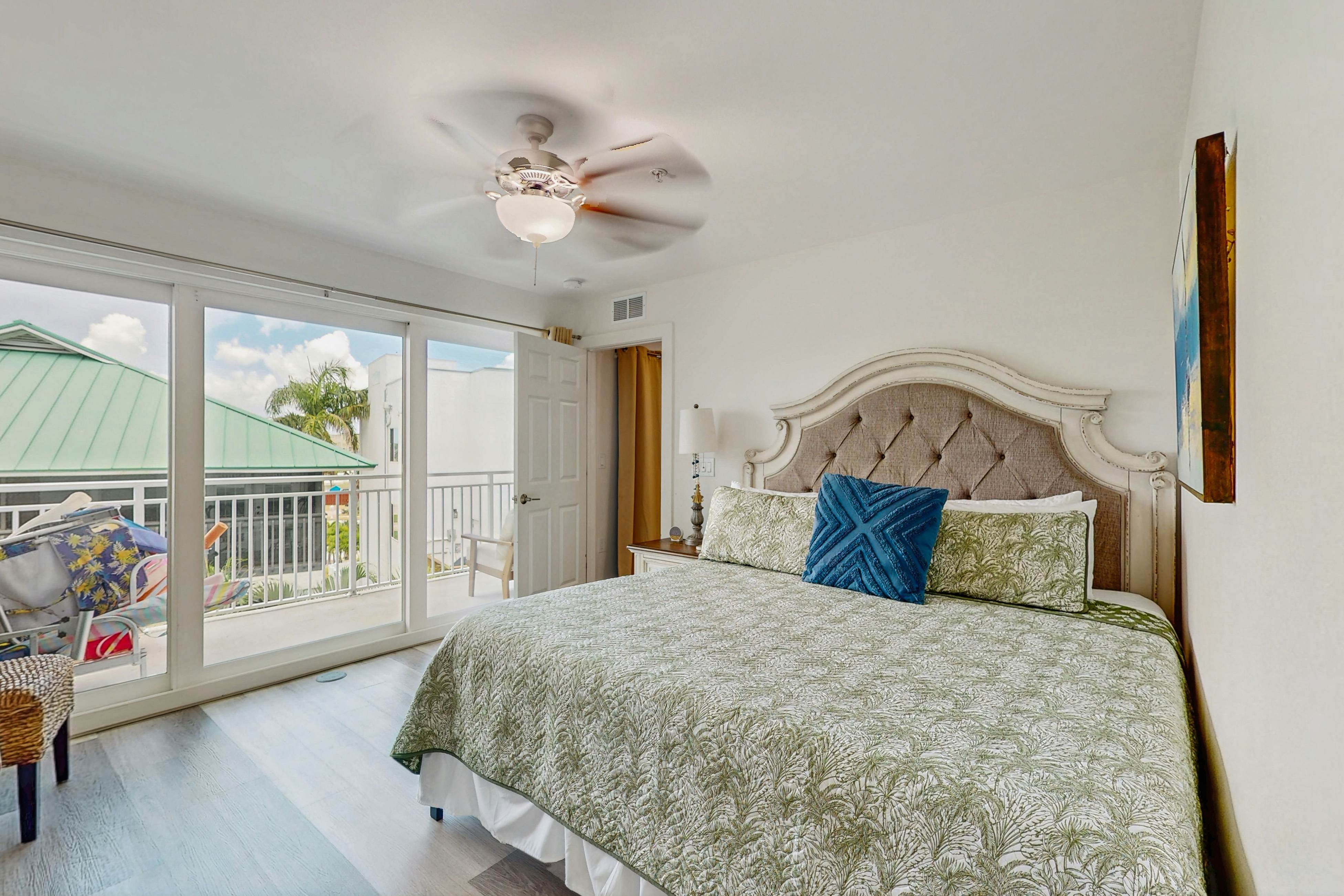 Beach-chic condo across from beach, close to John’s Pass - on-site pool, dogs ok