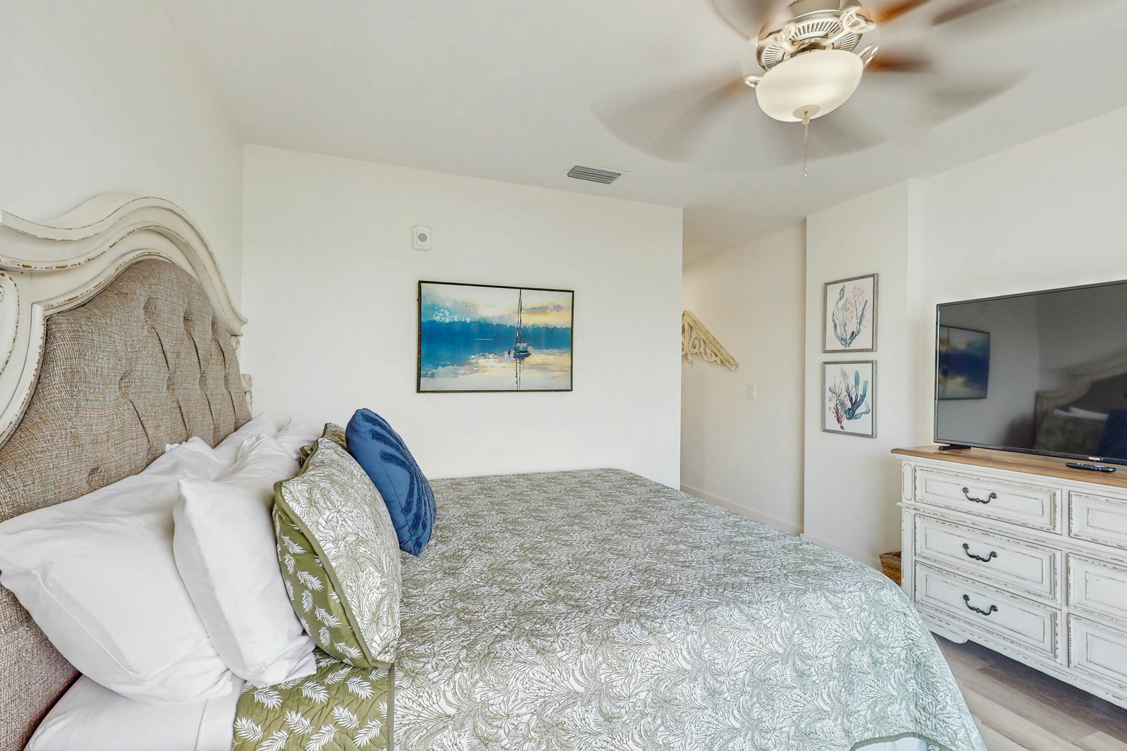 Beach-chic condo across from beach, close to John’s Pass - on-site pool, dogs ok