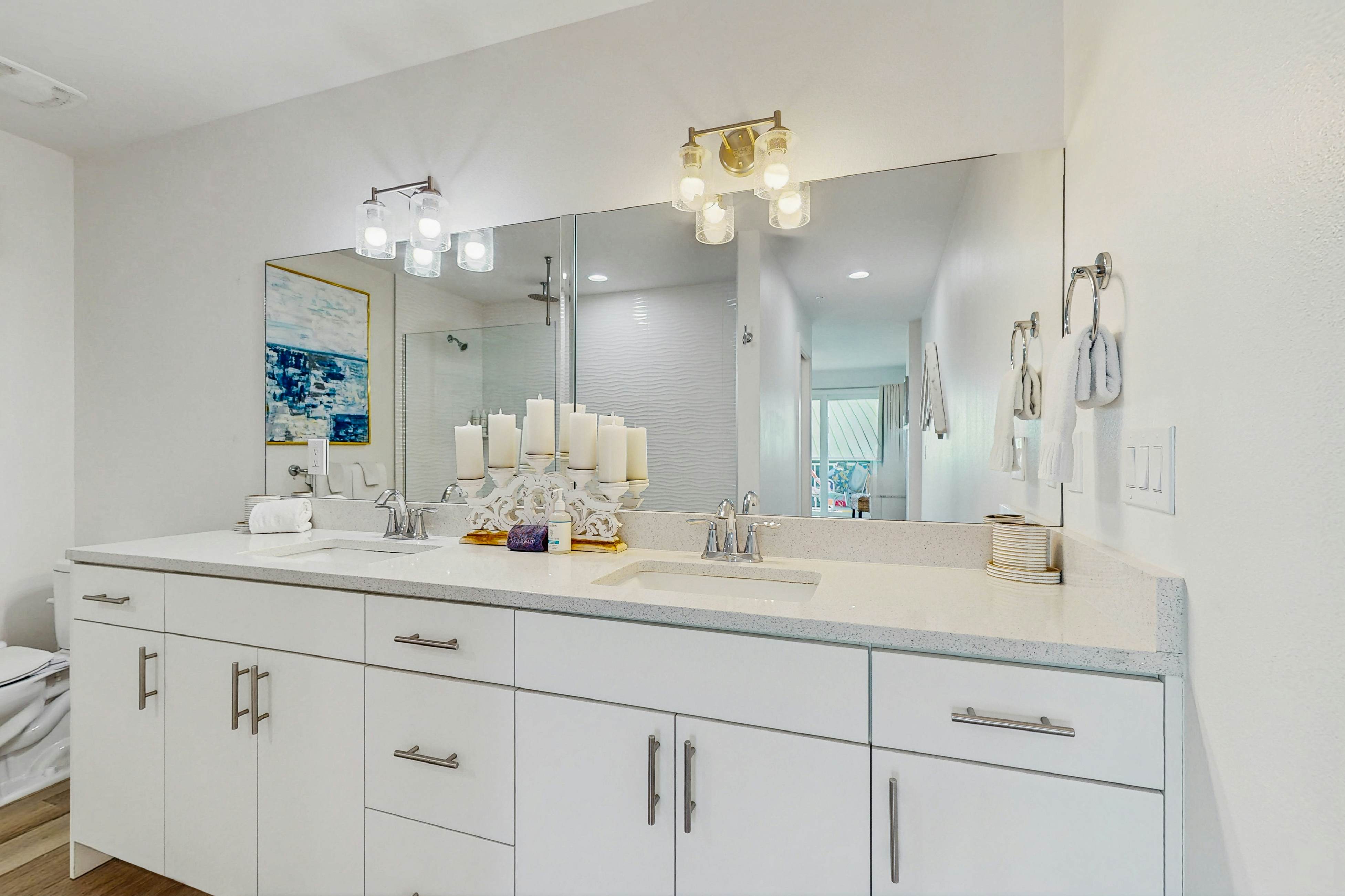 Beach-chic condo across from beach, close to John’s Pass - on-site pool, dogs ok