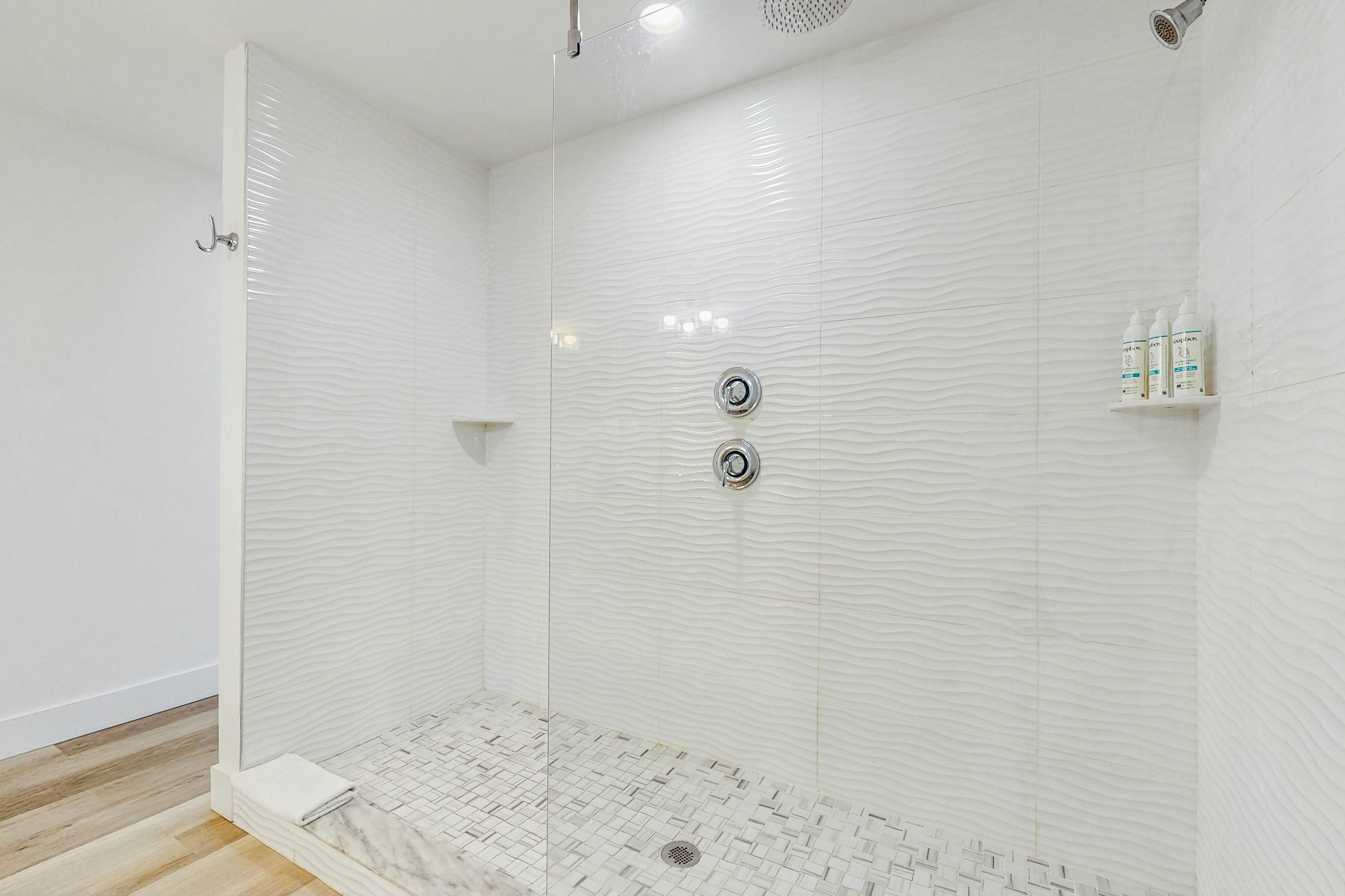 Beach-chic condo across from beach, close to John’s Pass - on-site pool, dogs ok