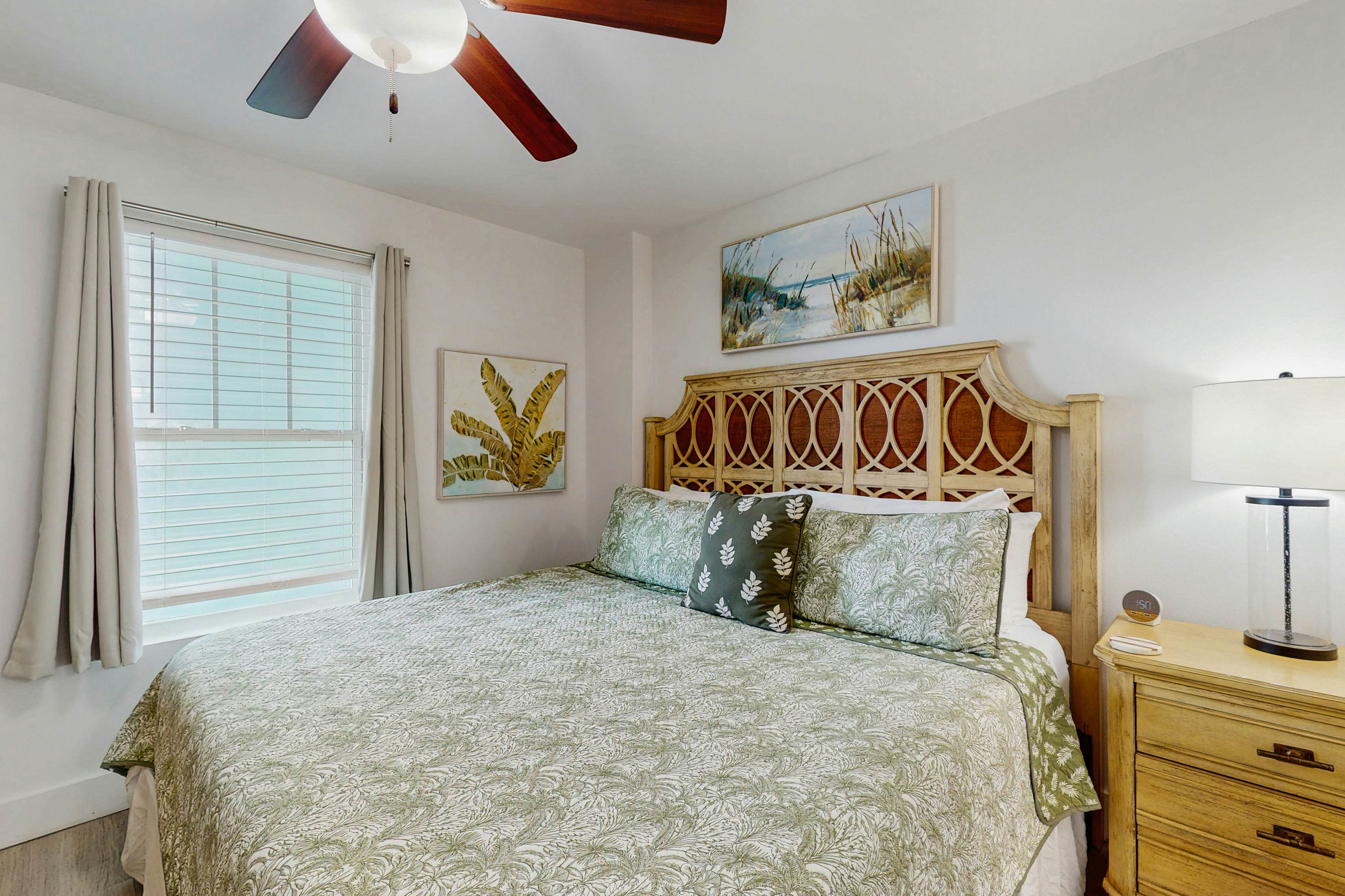 Beach-chic condo across from beach, close to John’s Pass - on-site pool, dogs ok