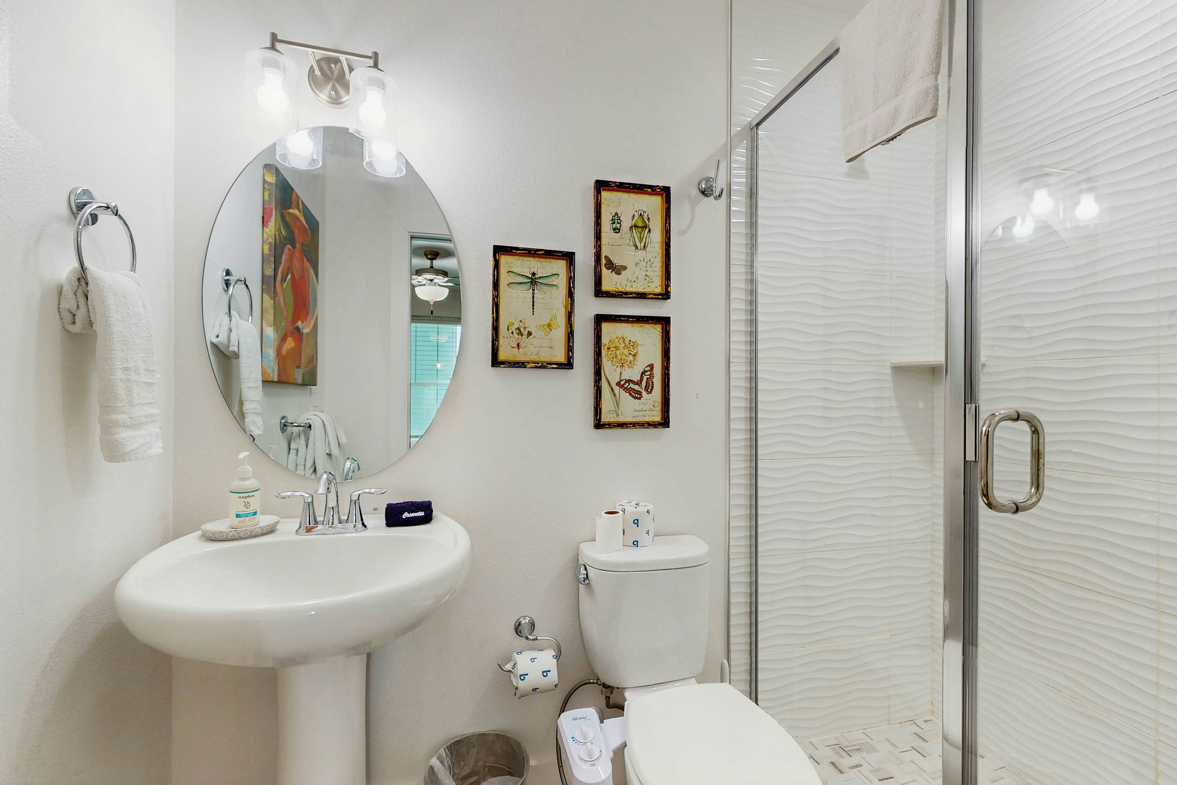 Beach-chic condo across from beach, close to John’s Pass - on-site pool, dogs ok