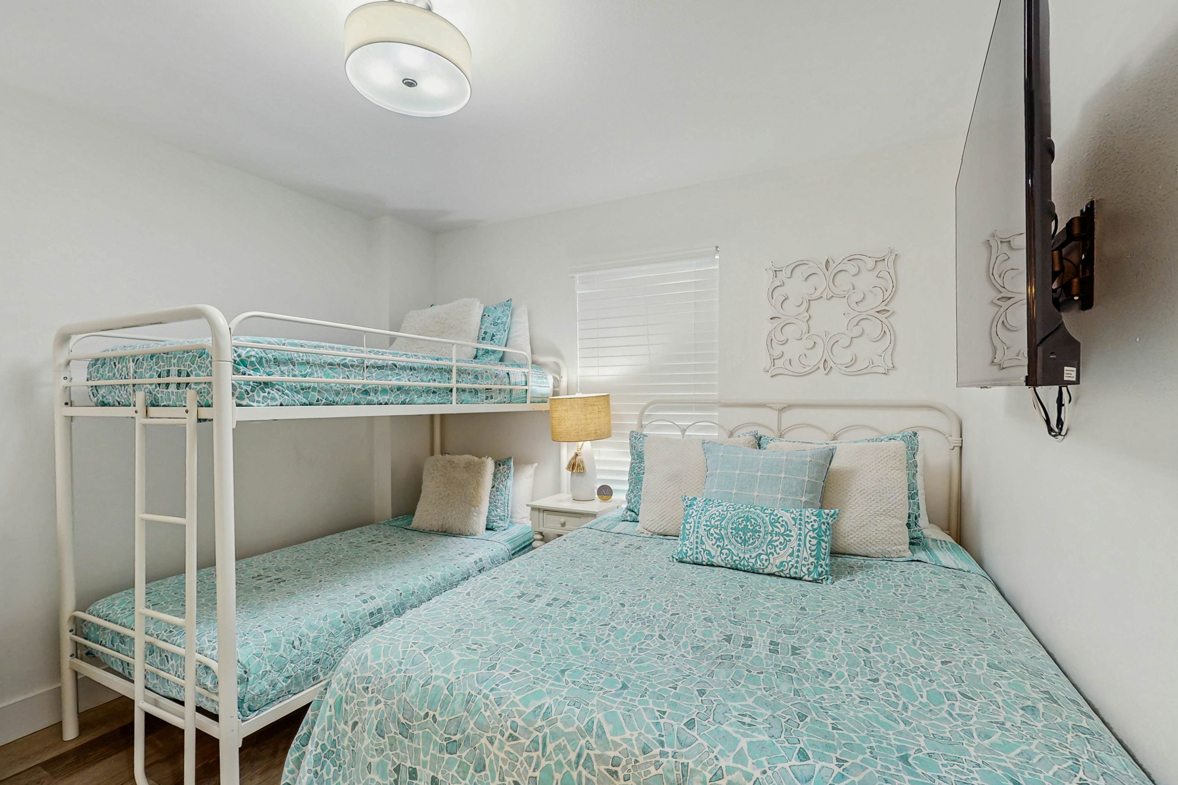 Beach-chic condo across from beach, close to John’s Pass - on-site pool, dogs ok