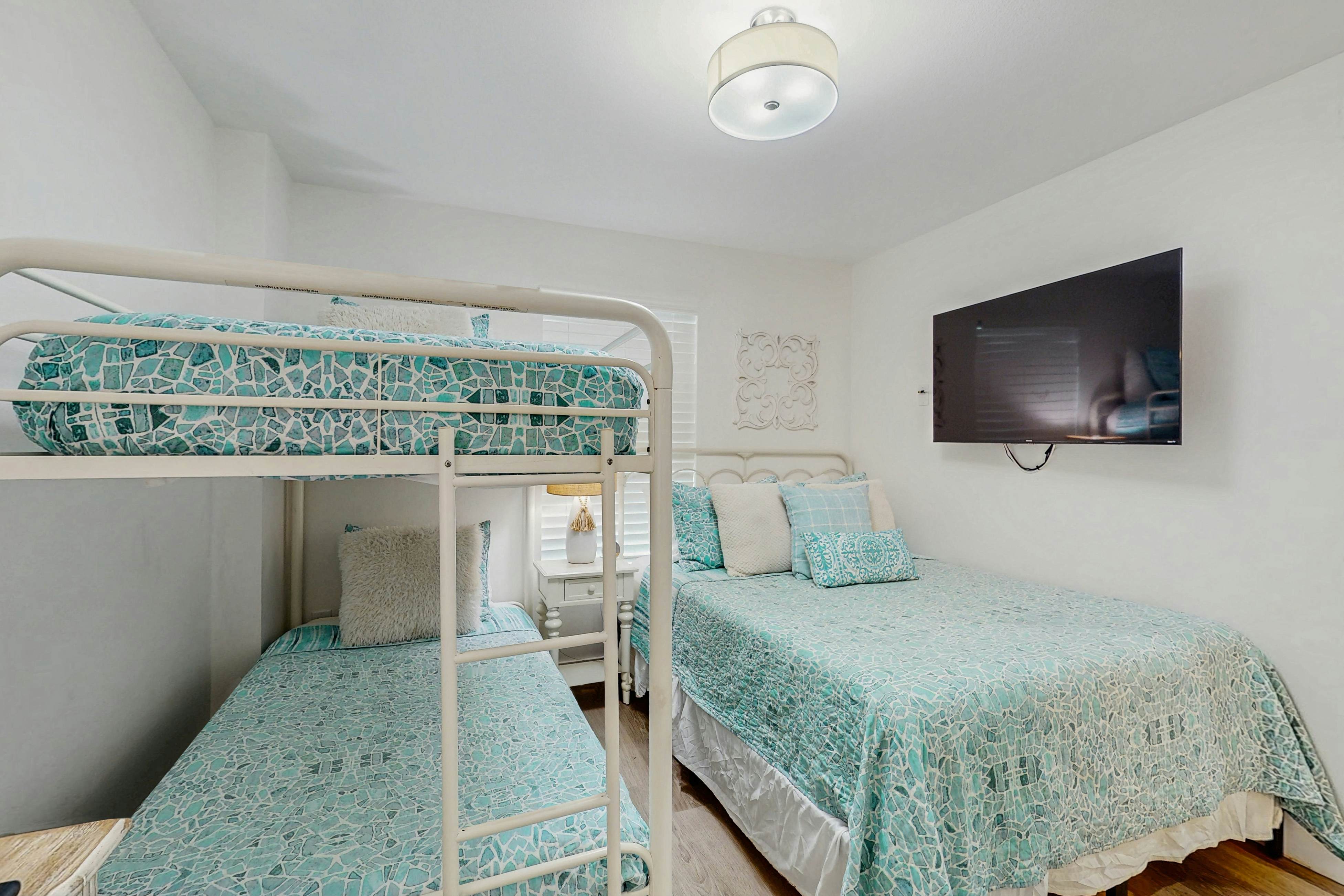 Beach-chic condo across from beach, close to John’s Pass - on-site pool, dogs ok