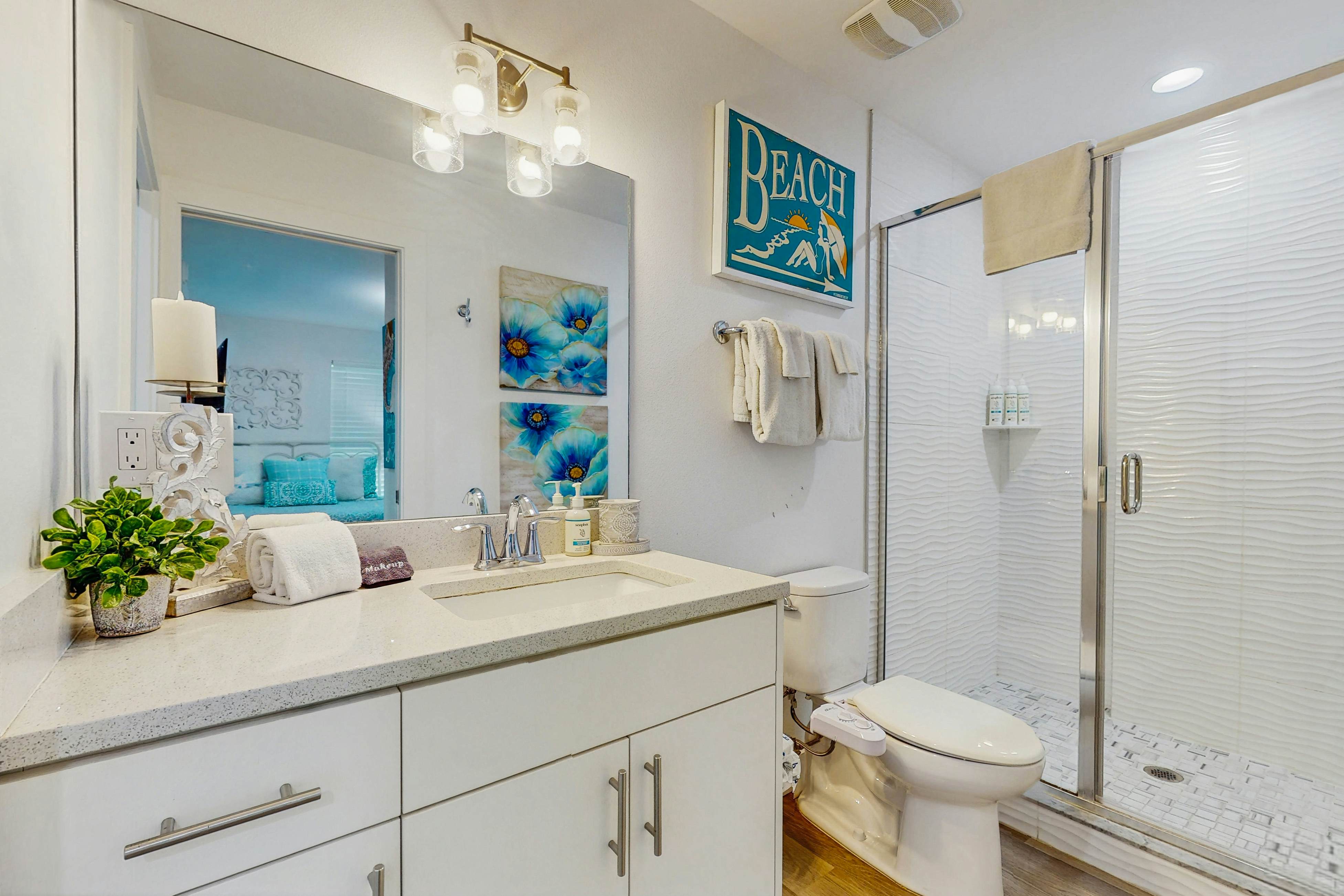 Beach-chic condo across from beach, close to John’s Pass - on-site pool, dogs ok