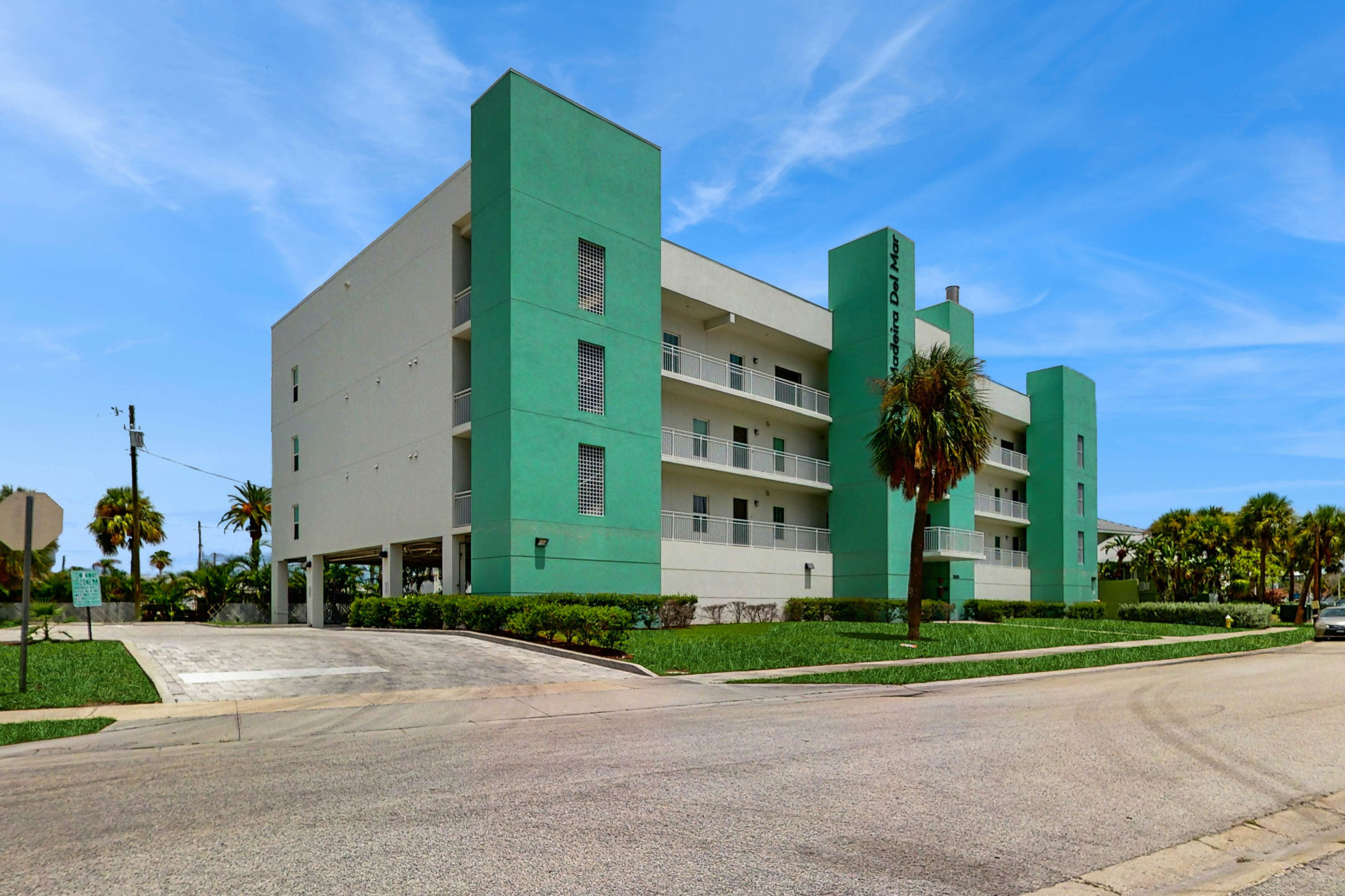 Beach-chic condo across from beach, close to John’s Pass - on-site pool, dogs ok