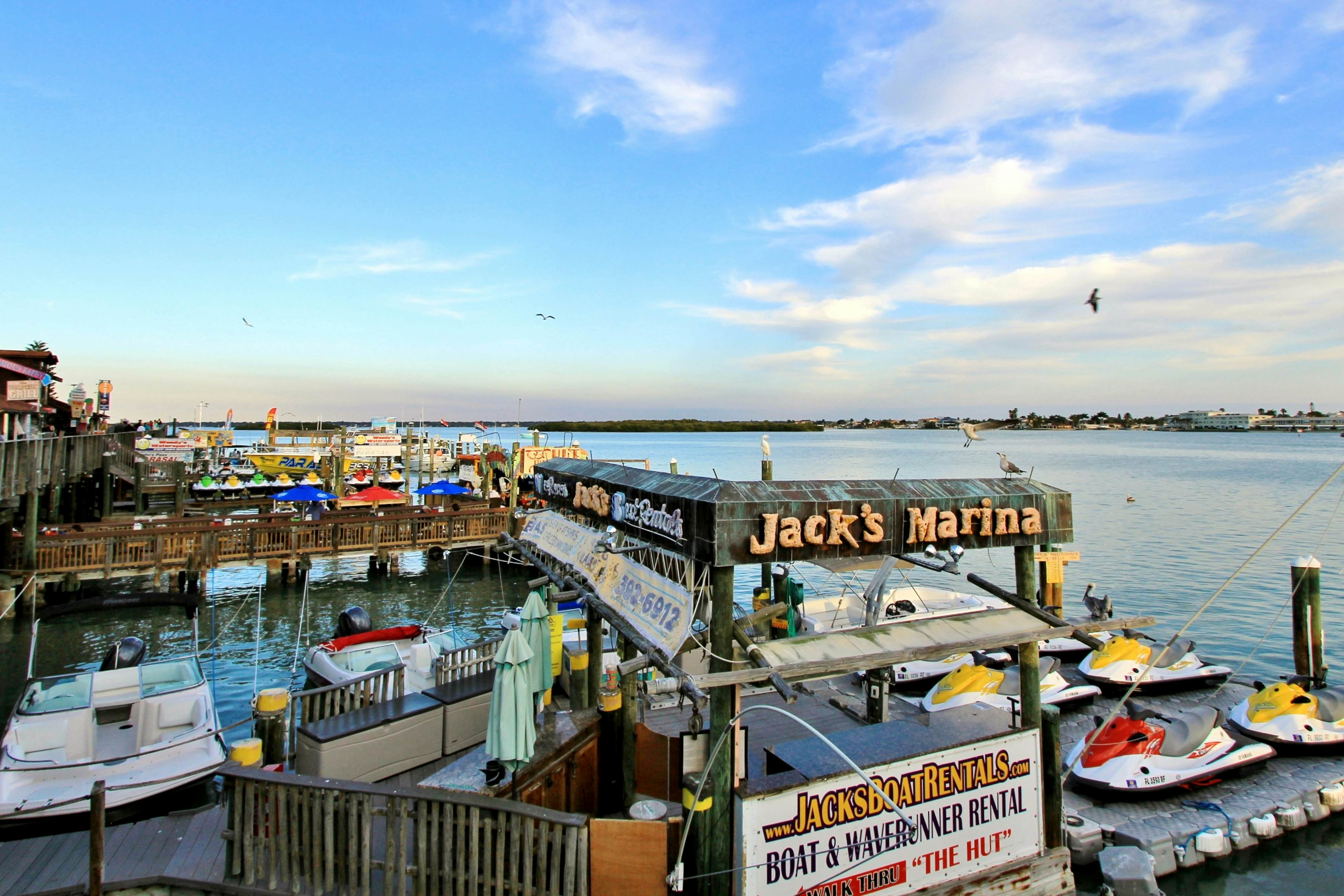 Beach-chic condo across from beach, close to John’s Pass - on-site pool, dogs ok