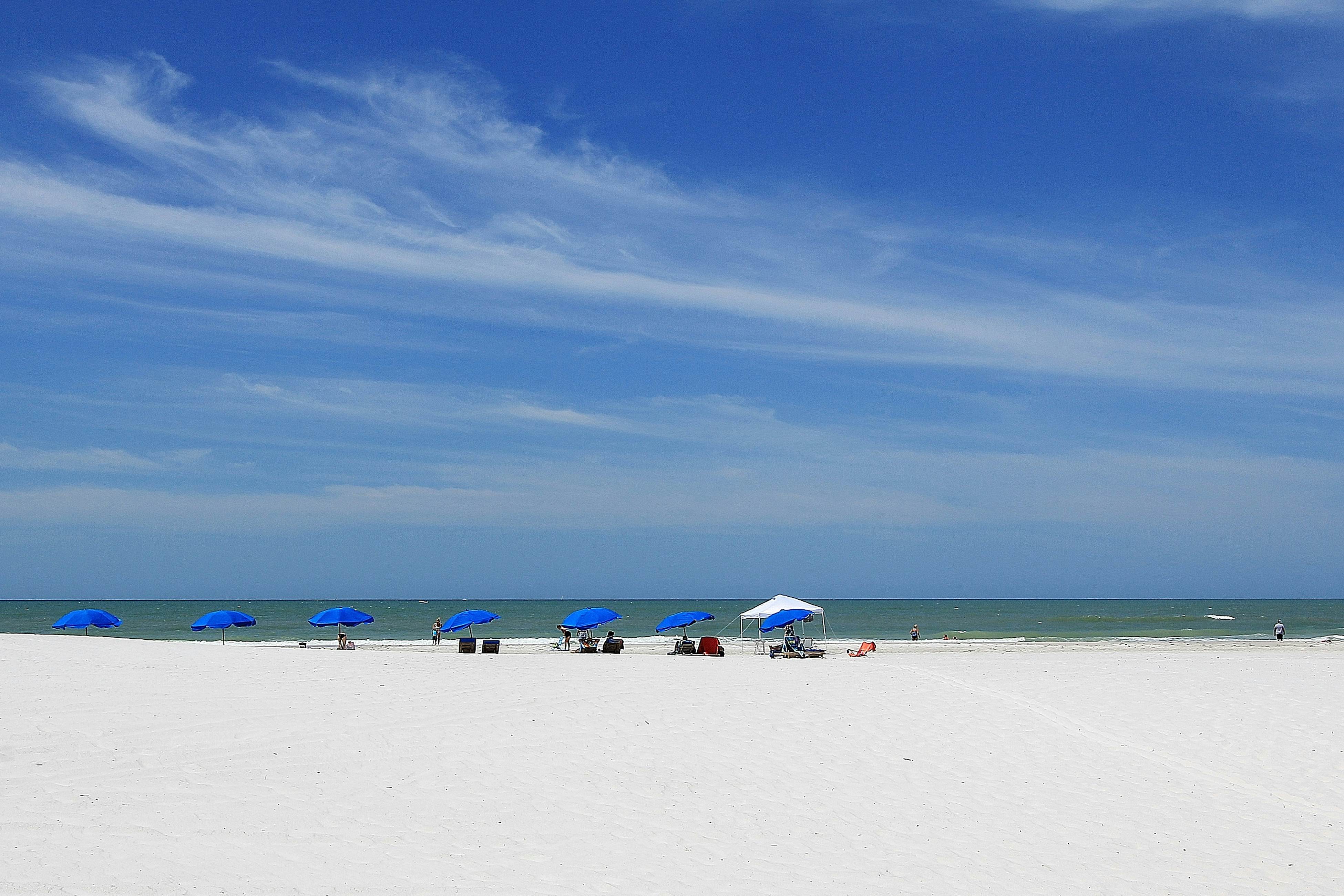 Beach-chic condo across from beach, close to John’s Pass - on-site pool, dogs ok
