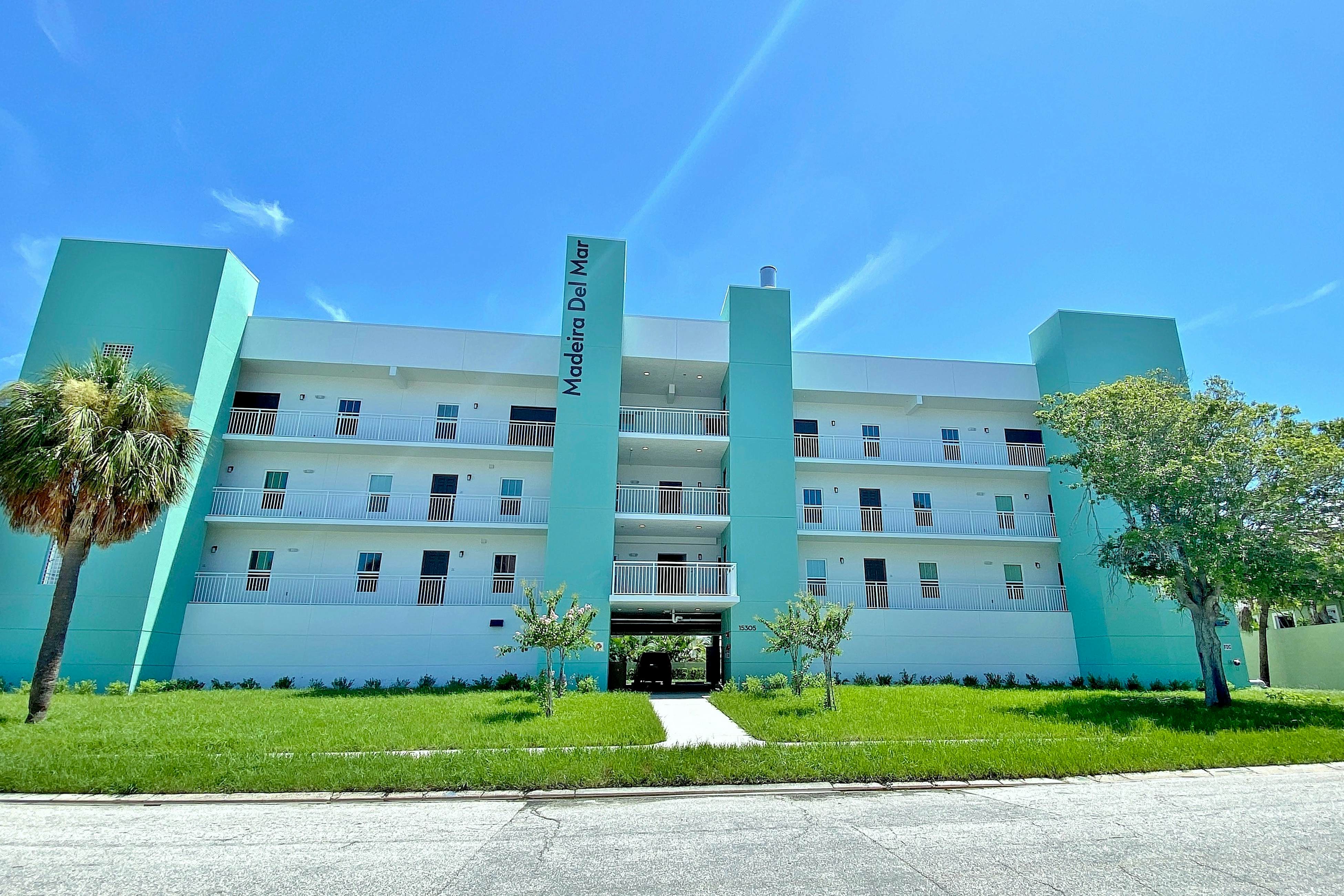 Beach-chic condo across from beach, close to John’s Pass - on-site pool, dogs ok