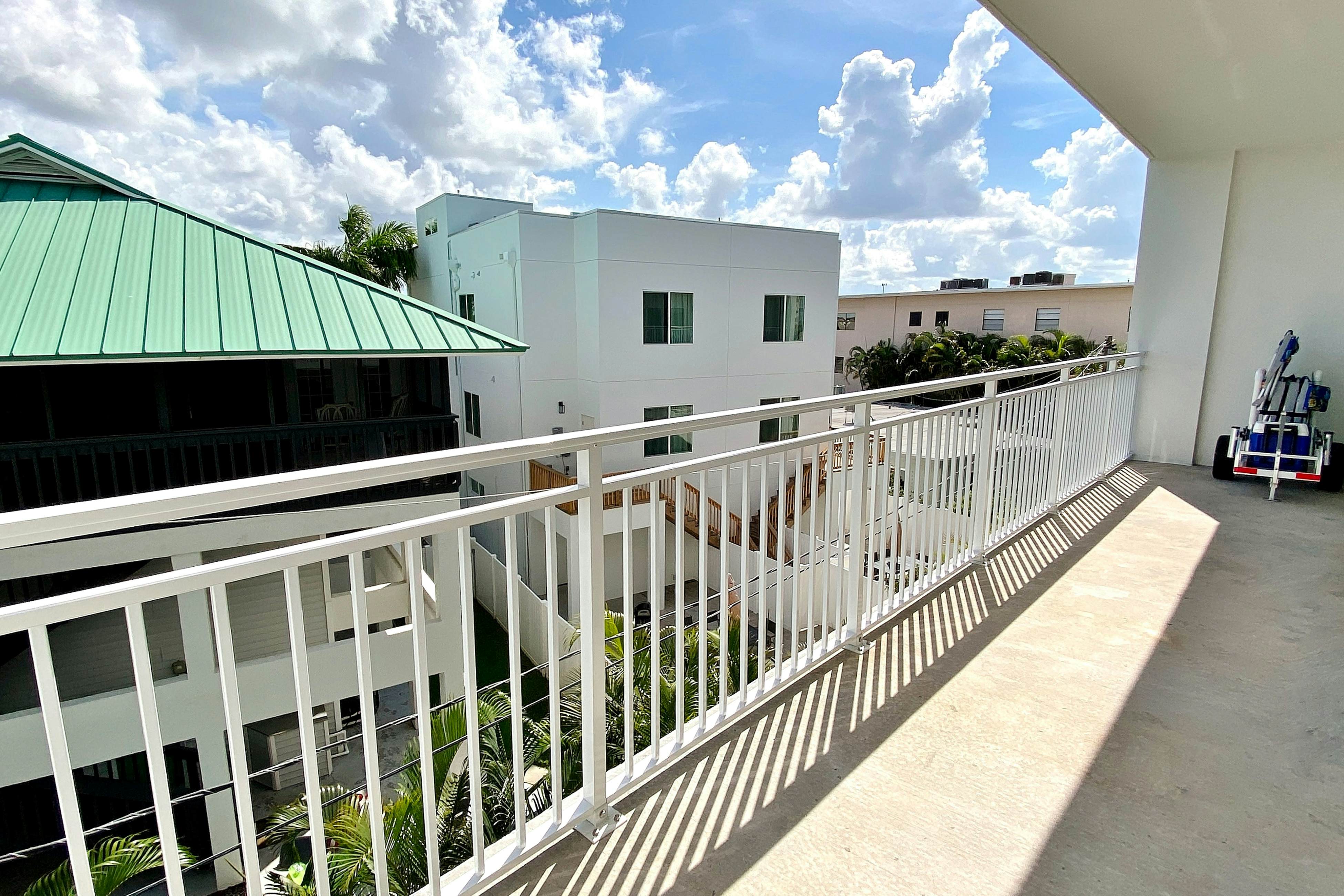 Beach-chic condo across from beach, close to John’s Pass - on-site pool, dogs ok