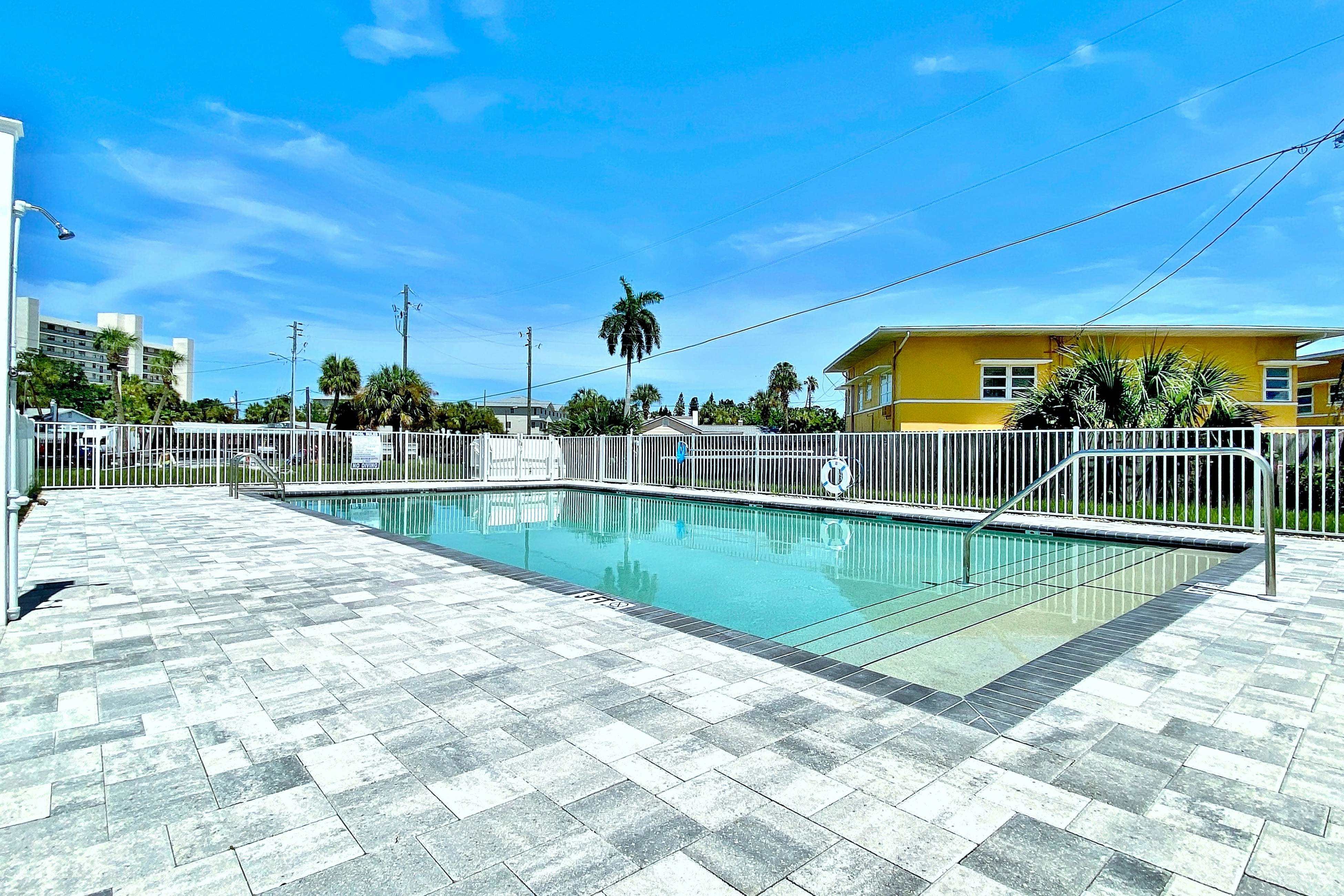 Beach-chic condo across from beach, close to John’s Pass - on-site pool, dogs ok