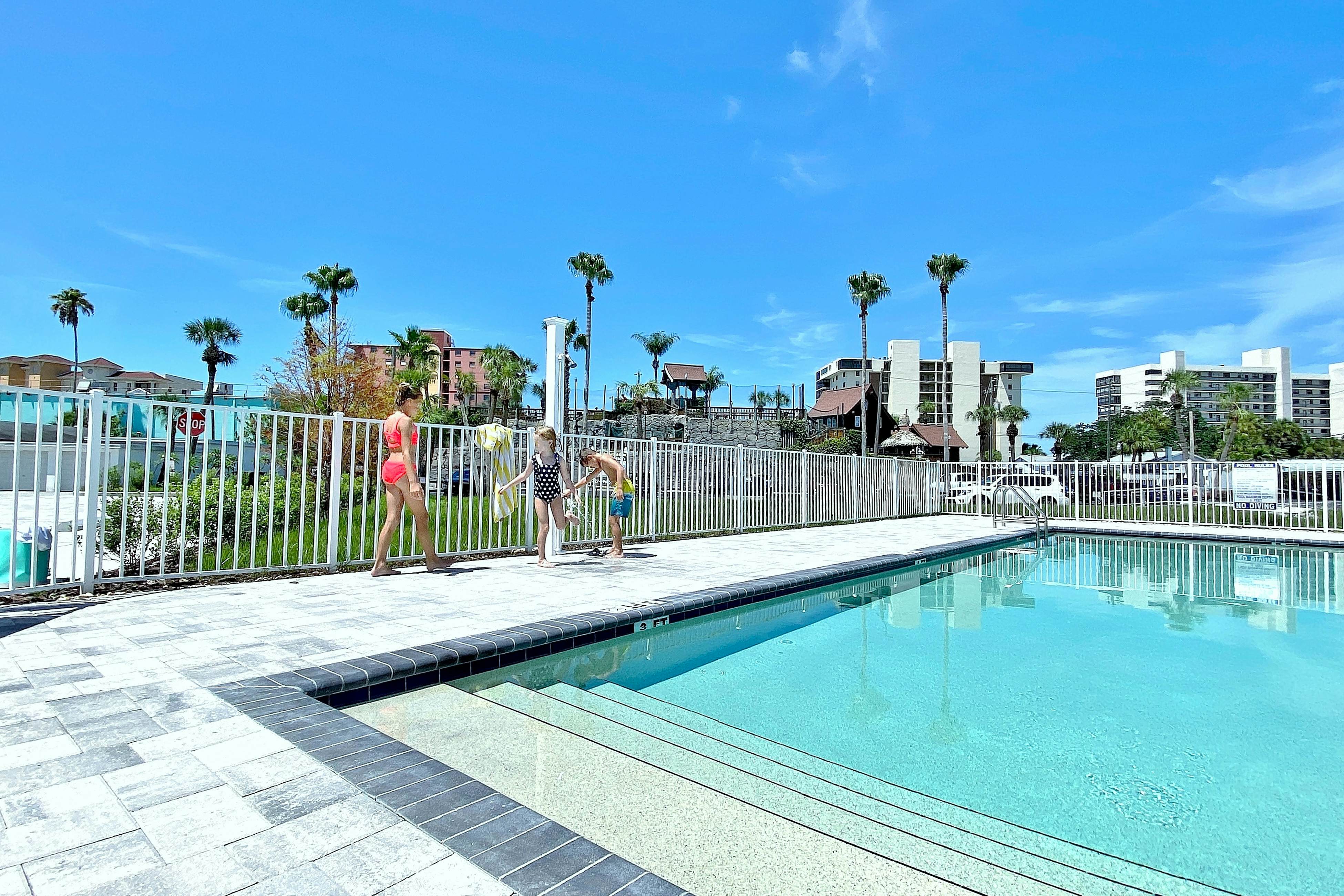 Beach-chic condo across from beach, close to John’s Pass - on-site pool, dogs ok