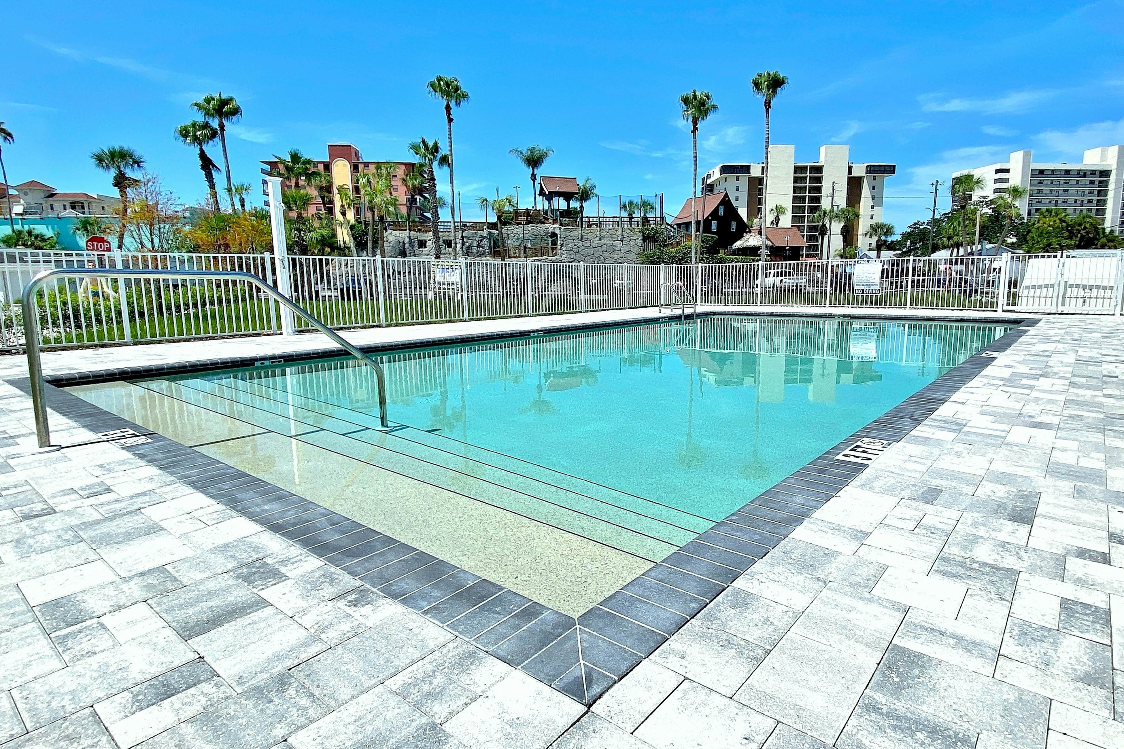 Beach-chic condo across from beach, close to John’s Pass - on-site pool, dogs ok