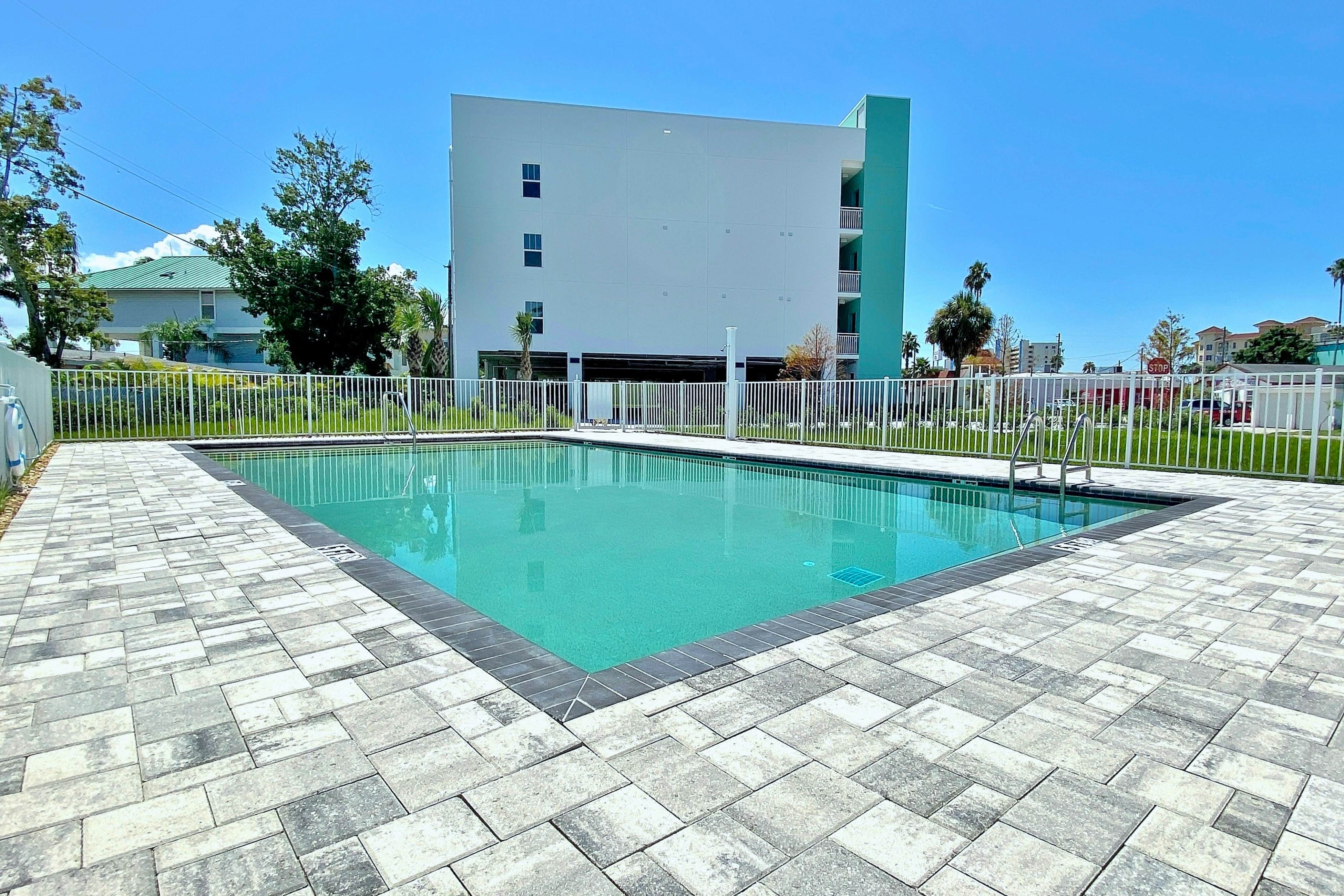 Beach-chic condo across from beach, close to John’s Pass - on-site pool, dogs ok