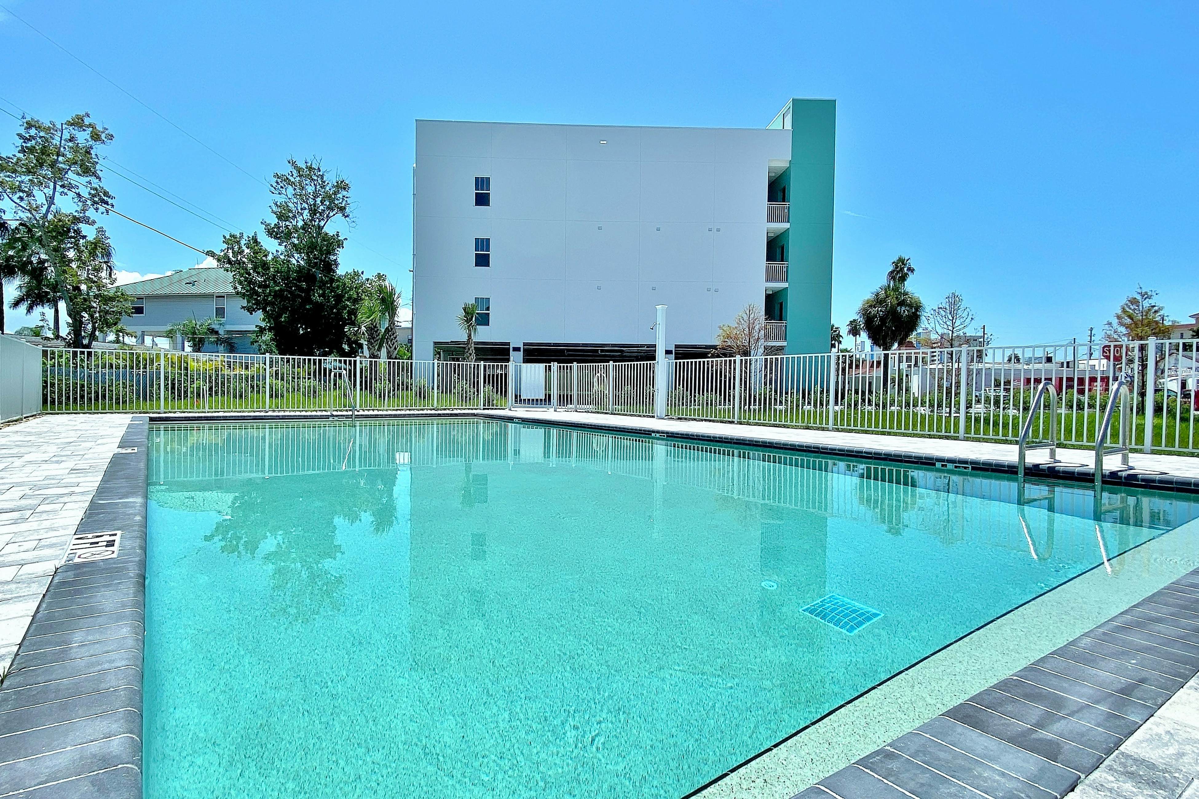 Beach-chic condo across from beach, close to John’s Pass - on-site pool, dogs ok