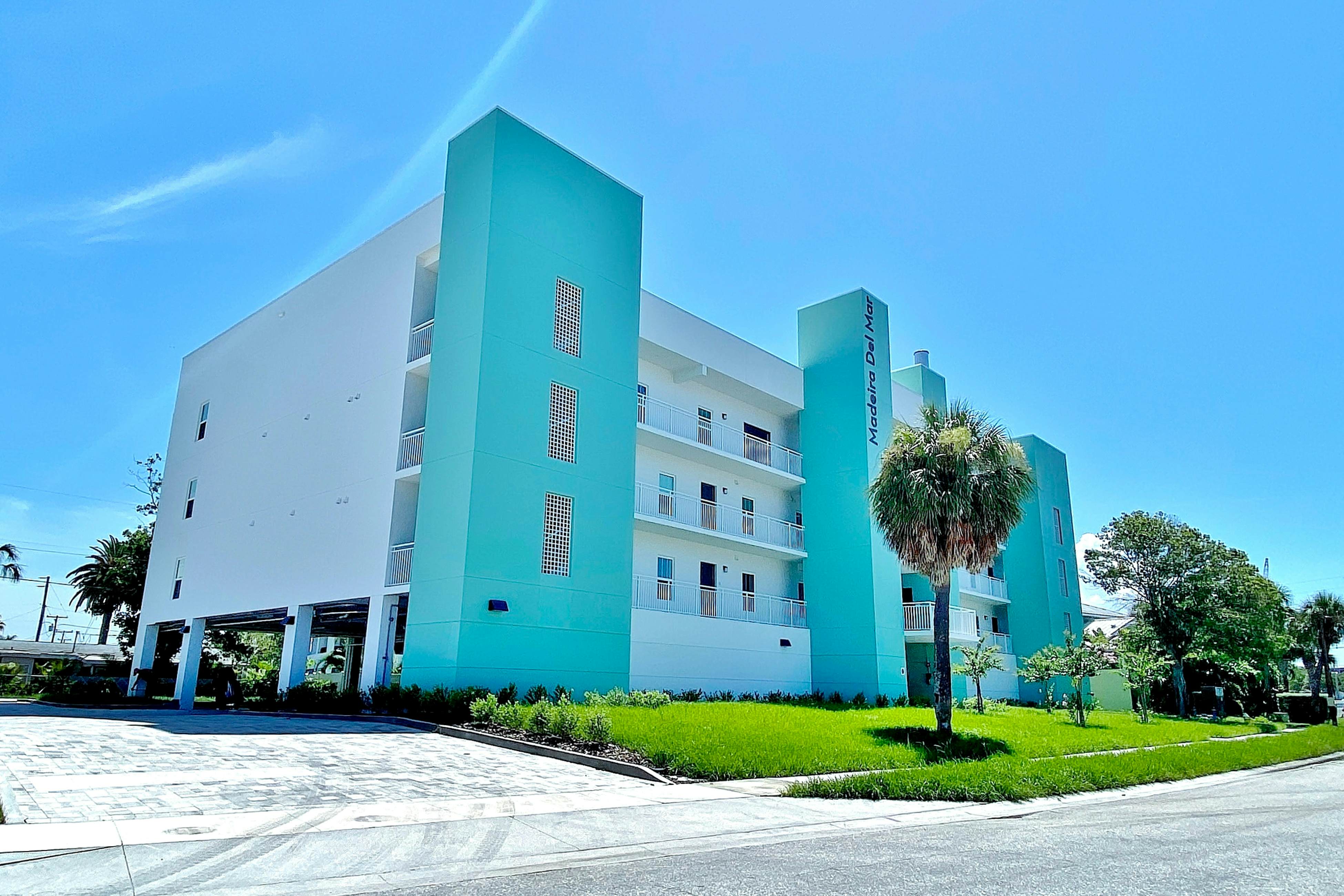 Beach-chic condo across from beach, close to John’s Pass - on-site pool, dogs ok
