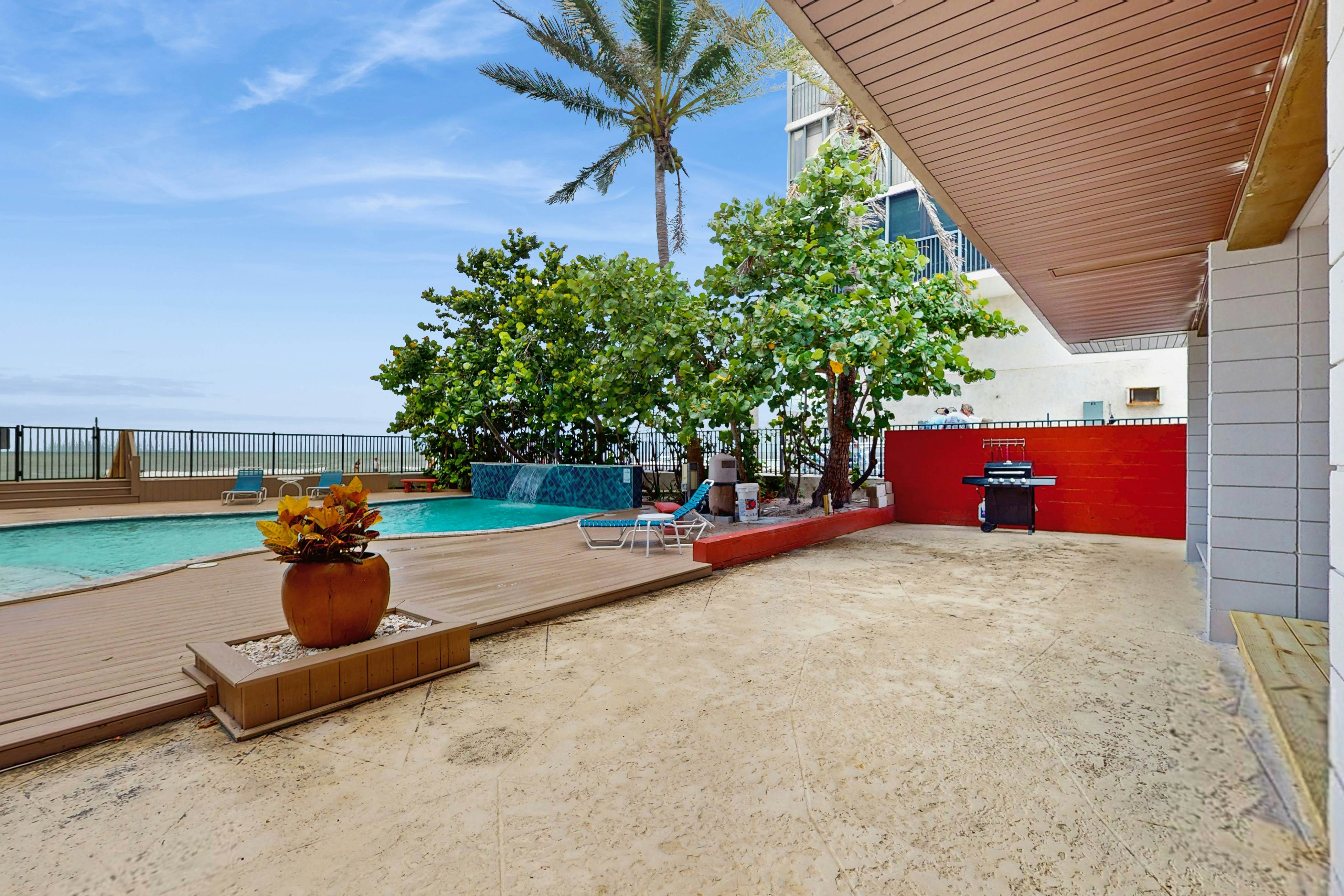 1st-floor, beachfront condo with 2 kayaks & outdoor pool - dog-friendly
