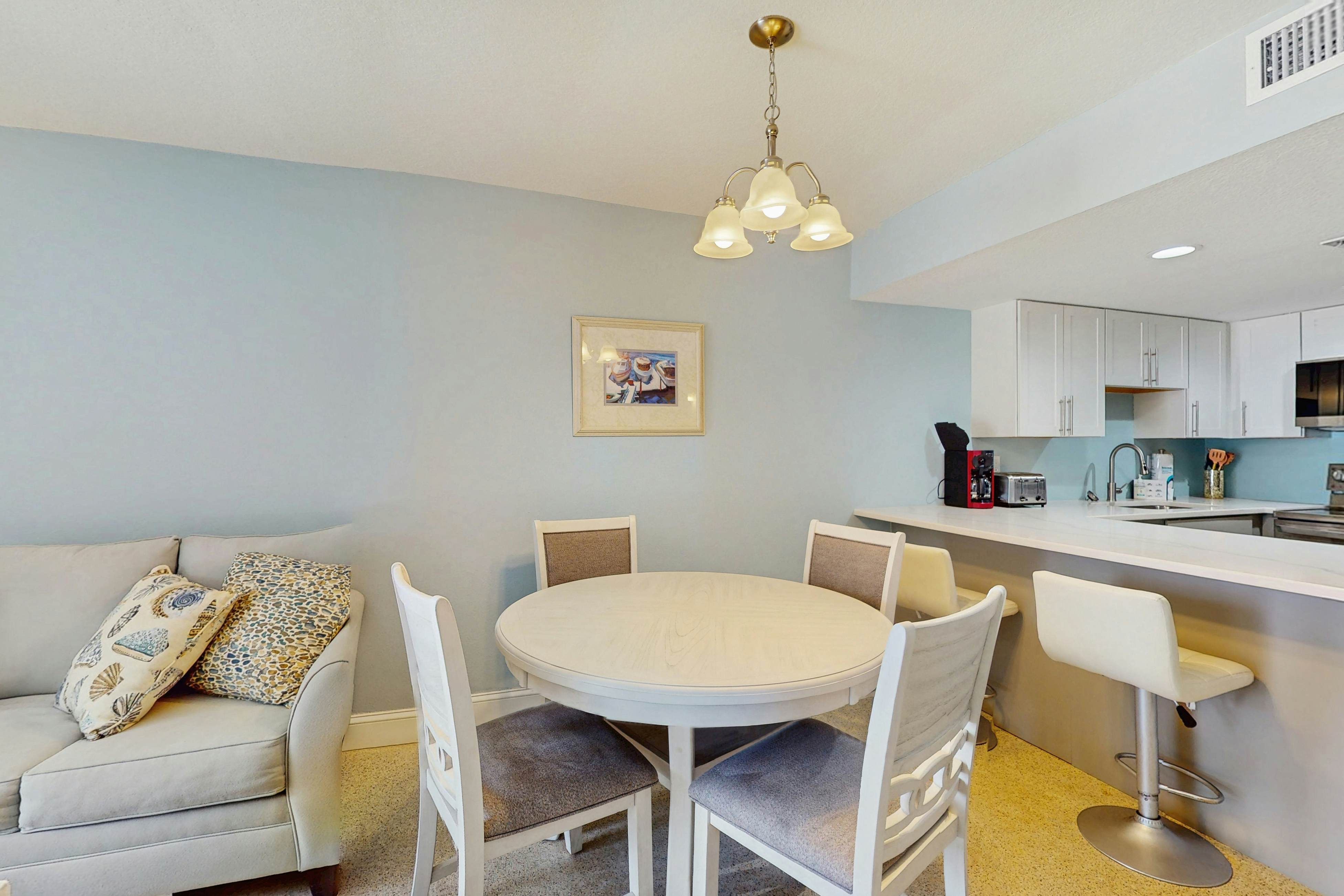 1st-floor, beachfront condo with 2 kayaks & outdoor pool - dog-friendly