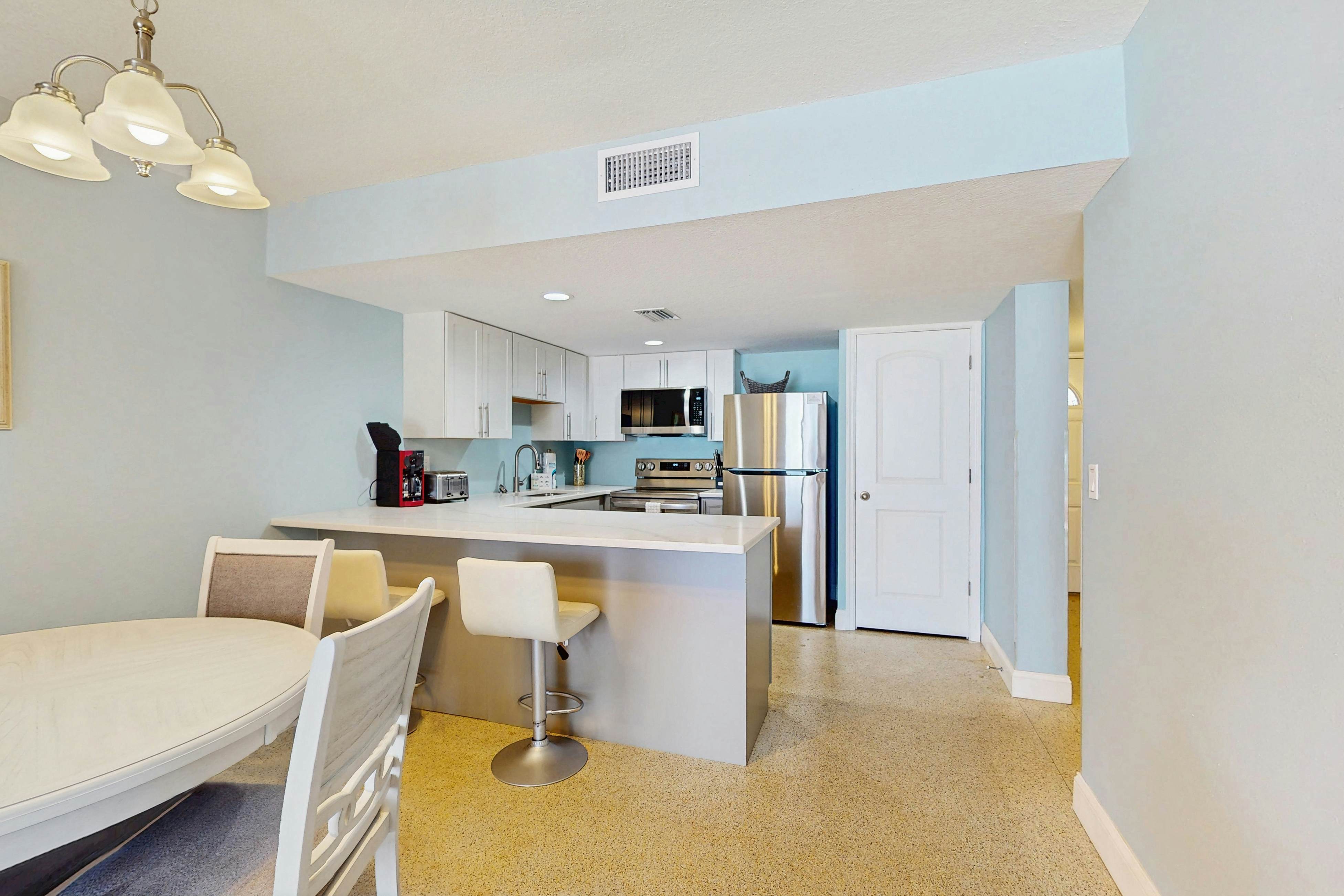 1st-floor, beachfront condo with 2 kayaks & outdoor pool - dog-friendly